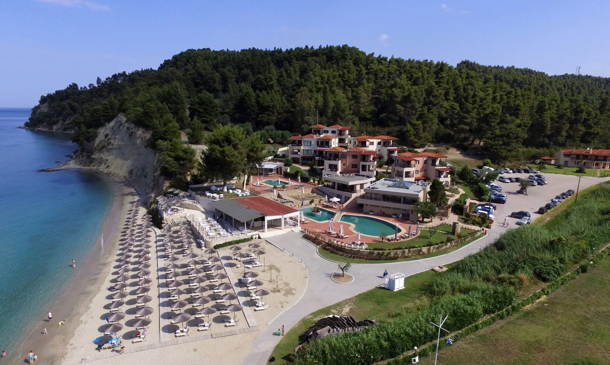 Въздушен изглед към комплекса, басейна и плажа в залива – Elani Bay Resort, Касандра