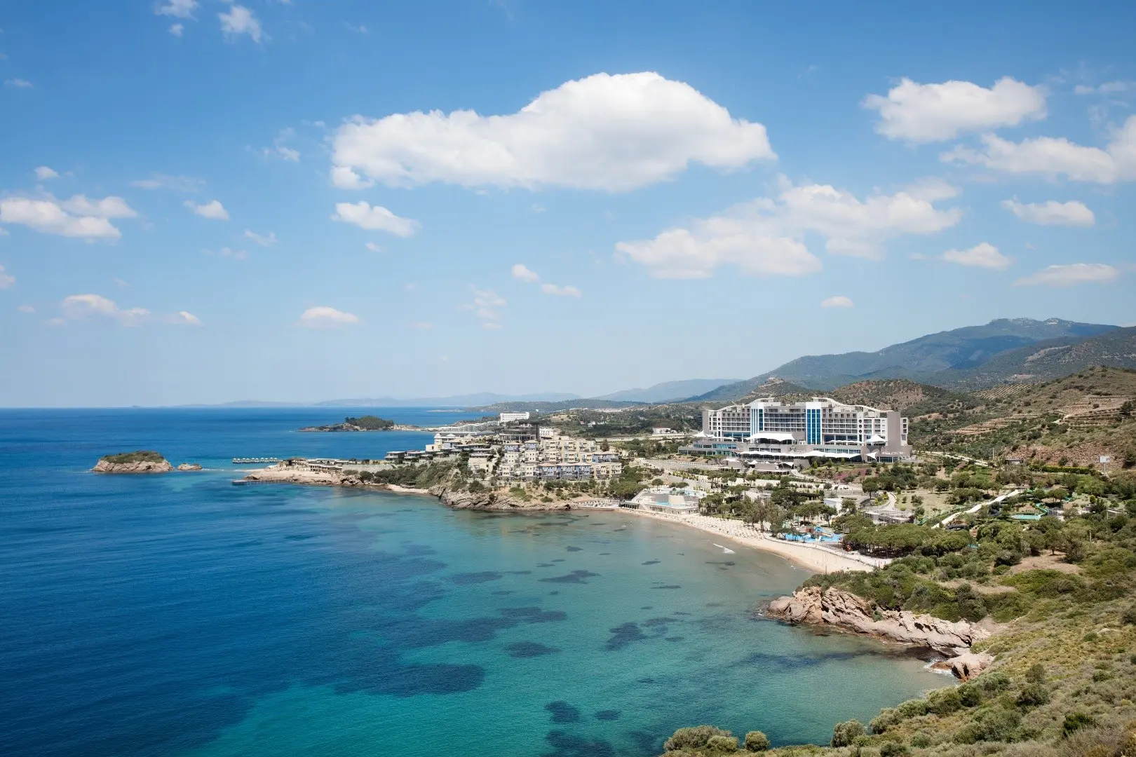 Въздушен изглед към залива с хотела, плажа и тюркоазеното море – Aria Claros Beach & SPA Resort, Йоздере