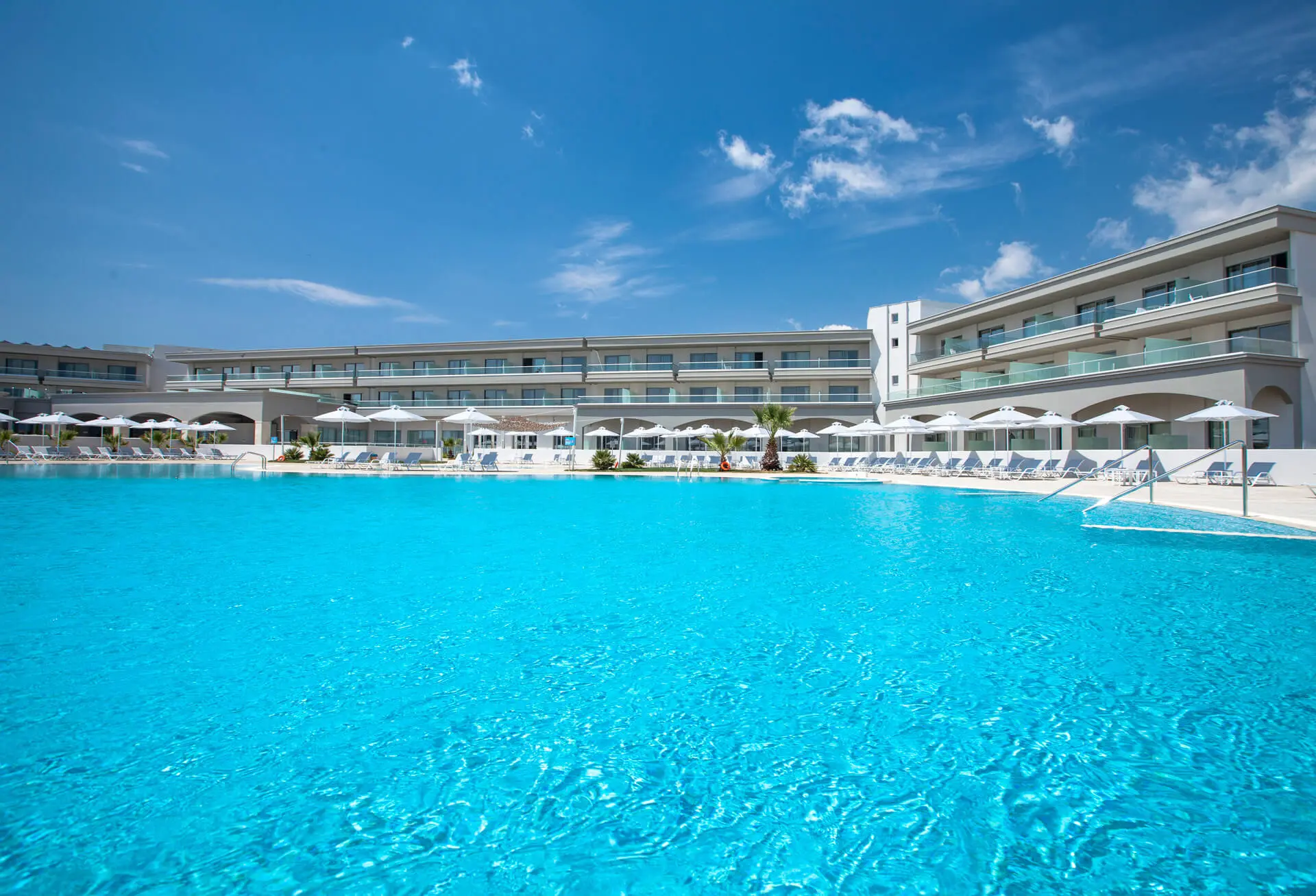 Голям открит басейн пред основната сграда с балкони – Blue Lagoon Princess, Ситония