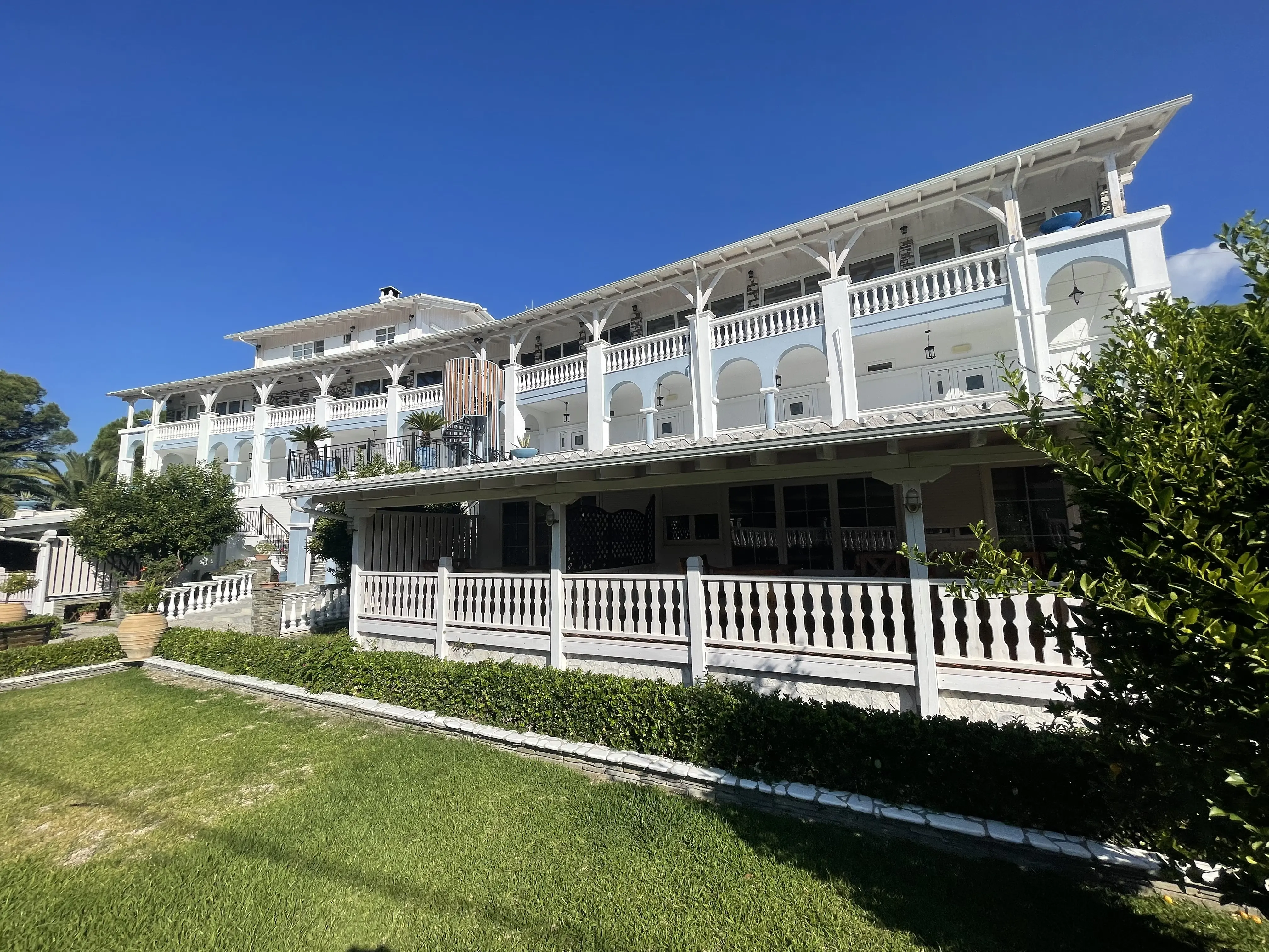 Бялата сграда с веранди и зелена морава – Diaporos Hotel, Ситония