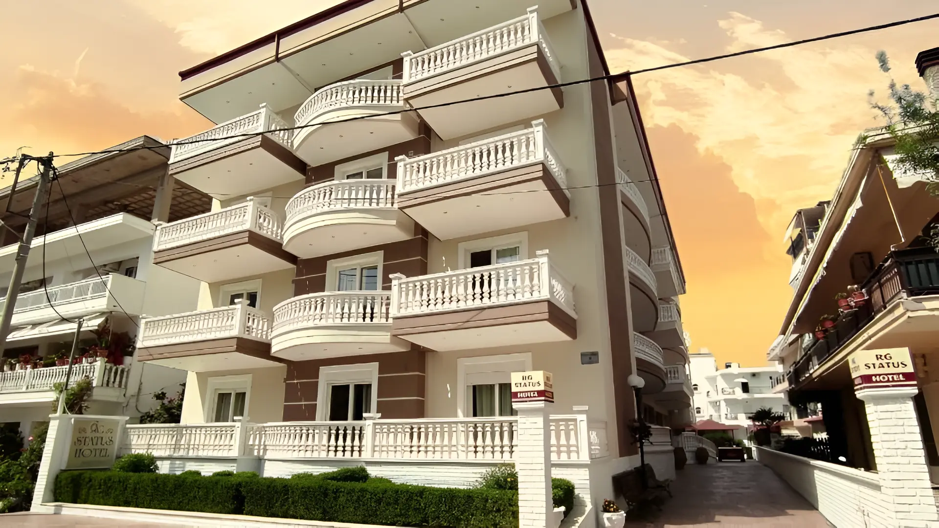 Сградата с извити балкони по залез – RG Status Hotel, Олимпийска ривиера