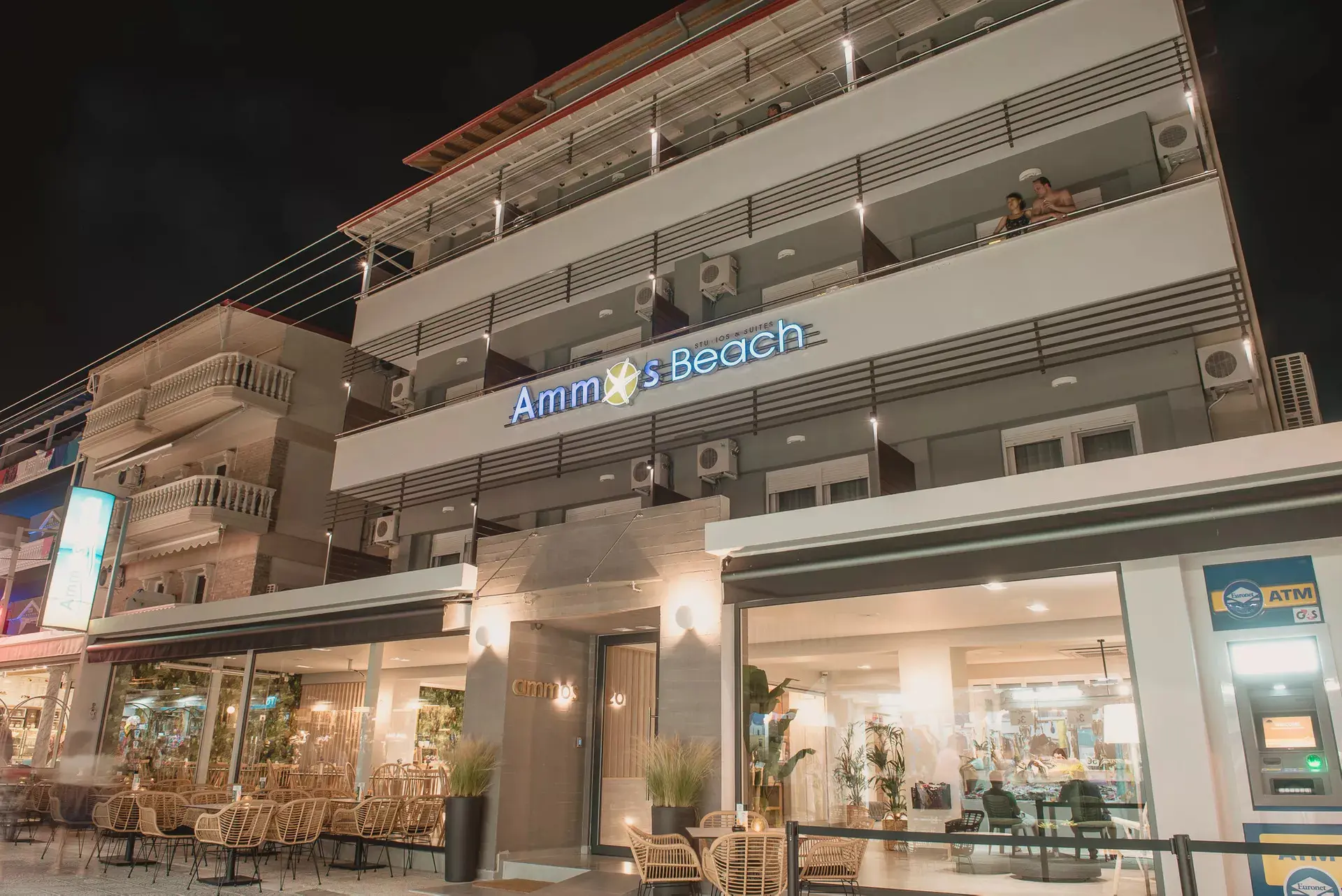 Осветена фасада с надпис Ammos Beach и кафене вечер – Ammos Beach Seaside Luxury Suites, Олимпийска ривиера