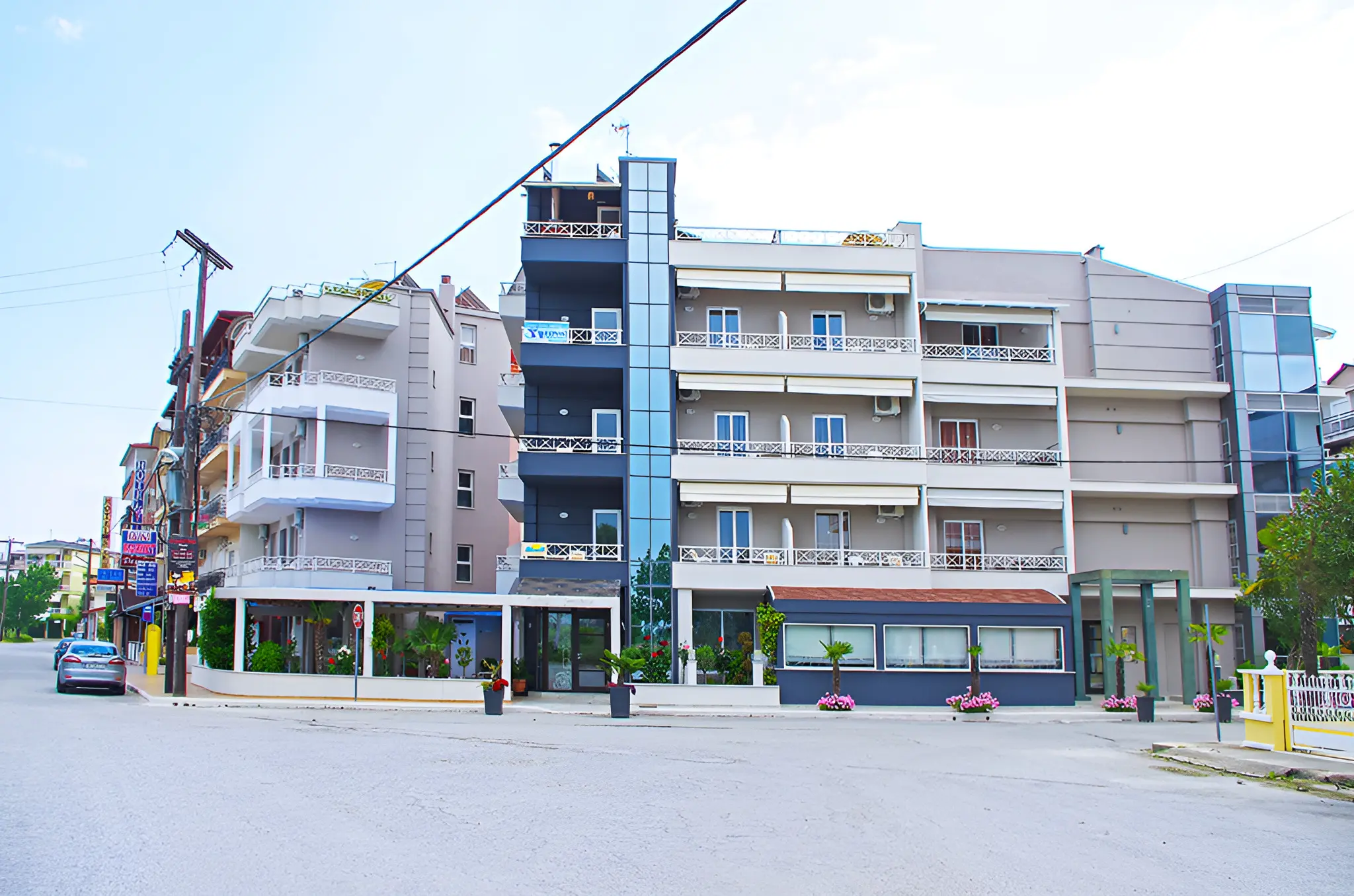 Фасадата на хотела с балкони и тераса на улицата – Rodon Hotel, Олимпийска ривиера