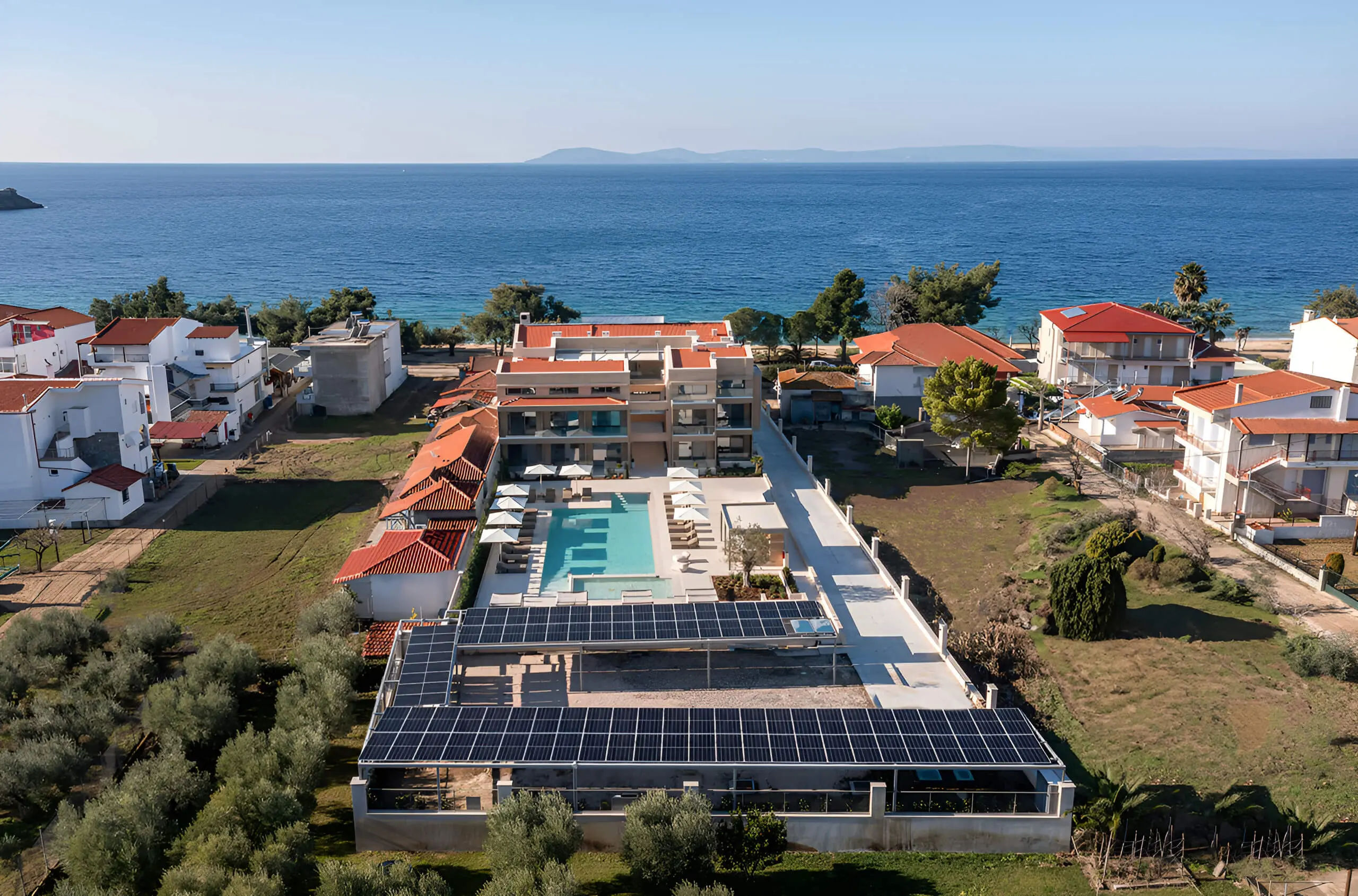 Въздушен изглед към хотела със соларни панели и морето – Oniro Boutique Hotel, Ситония