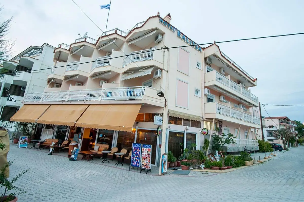 Фасада на четириетажния хотел с балкони и кафене на приземния етаж – Hotel Ralitsa, Тасос