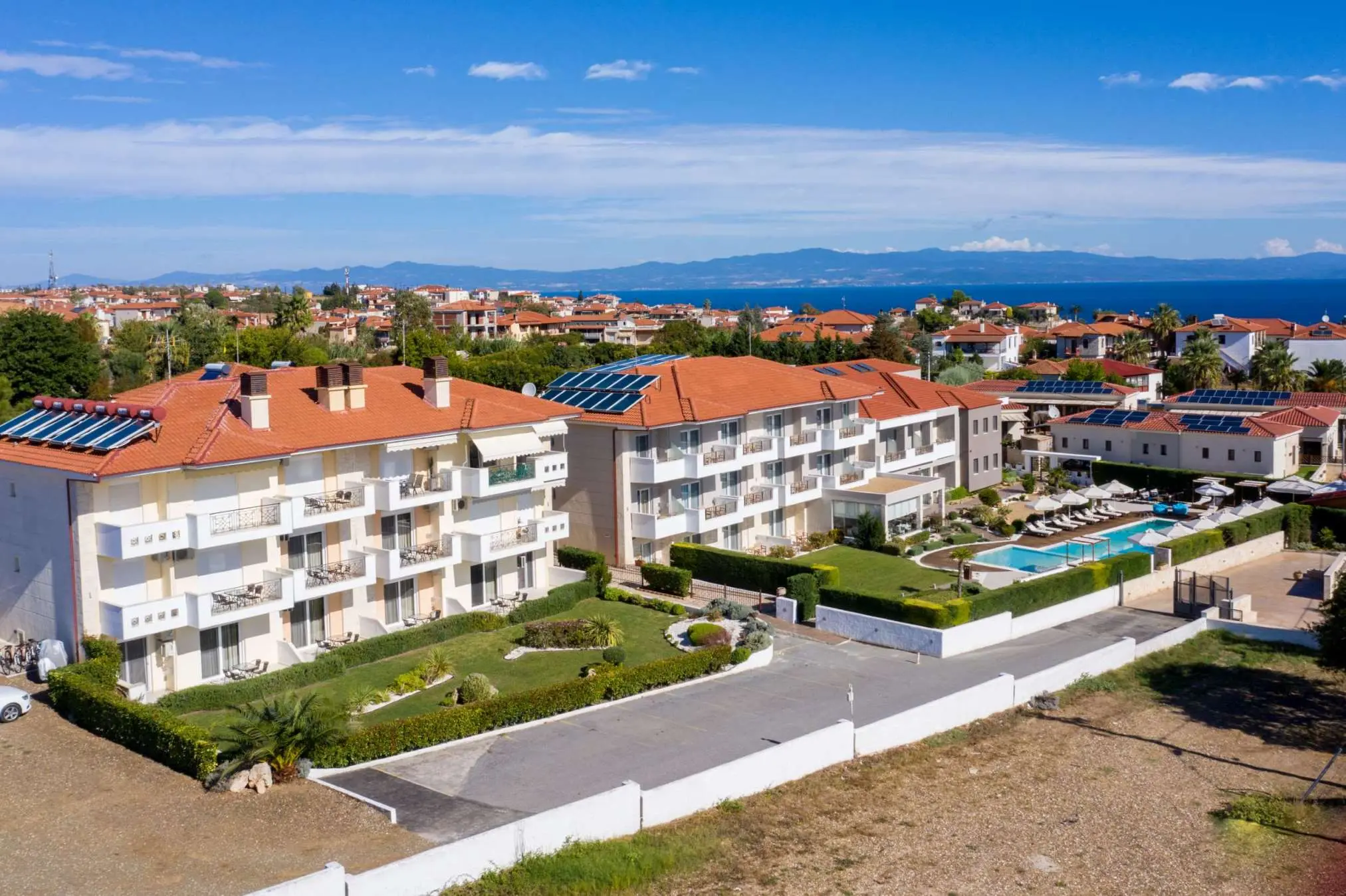 Въздушен изглед към сградите, басейна и морето – Lagaria Hotel & Apartments, Касандра