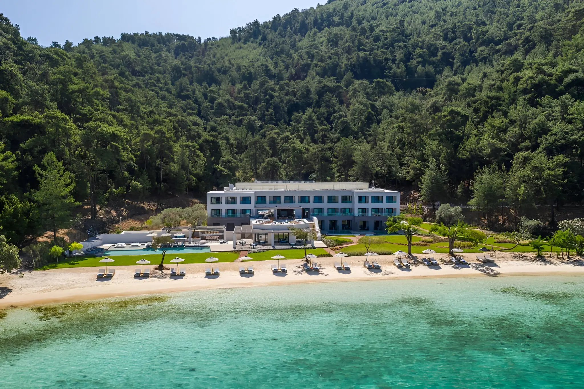 Хотелът над залива с тюркоазена вода и гора – Vathi Cove Luxury Resort & Spa (12+), Тасос