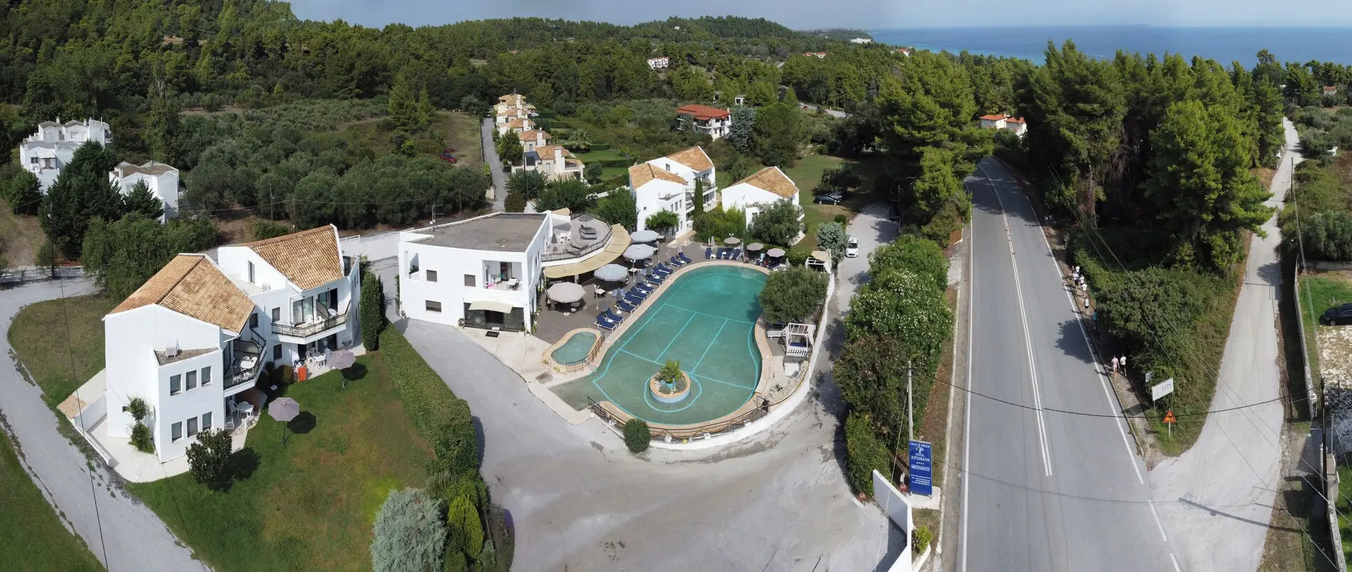 Хотелът с извития басейн сред зеленина отвисоко – Greek Pride Aithrion Hotel, Касандра