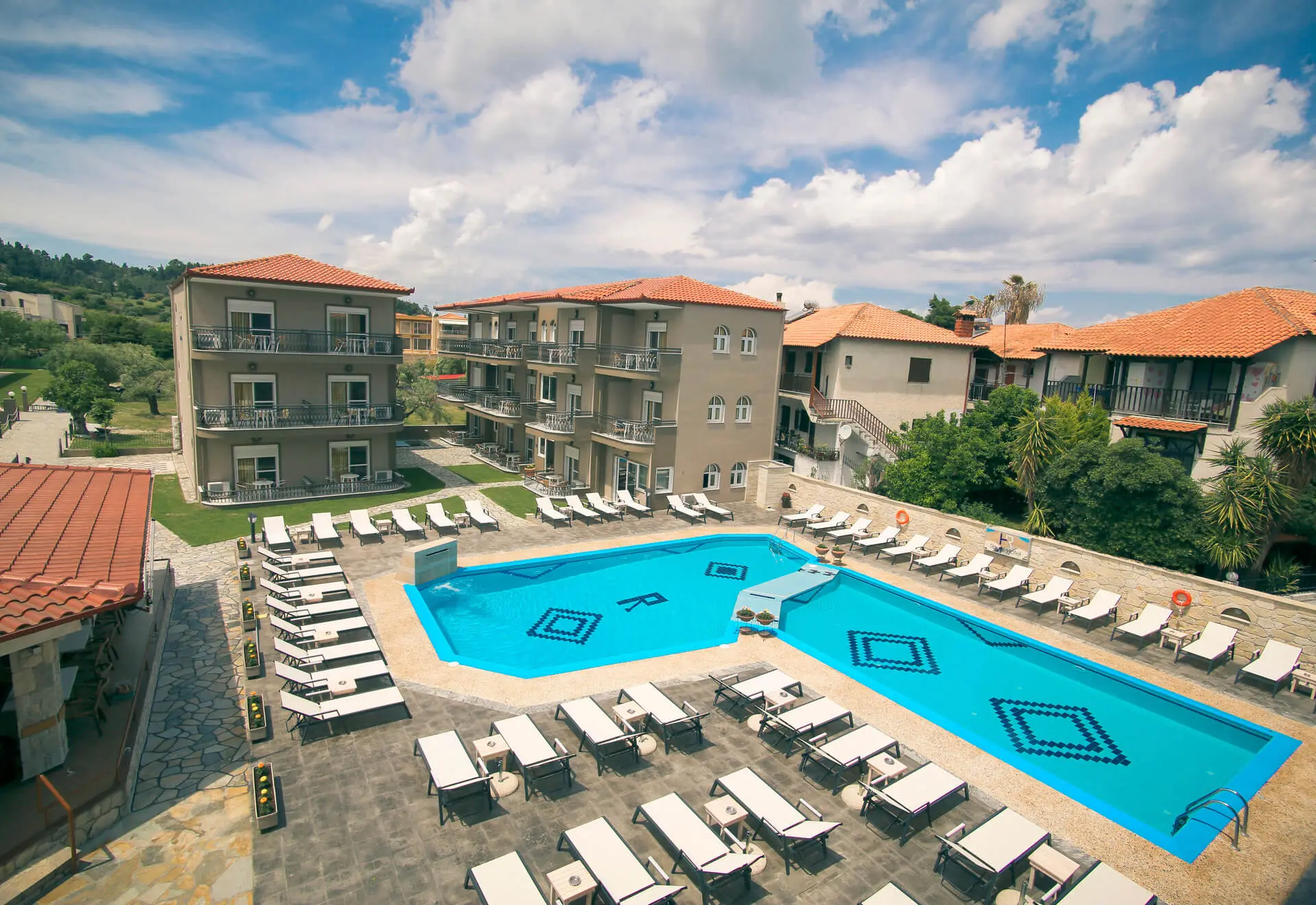 Басейнът с шезлонги пред сградите на хотела – Royal Hotel & Suites, Касандра