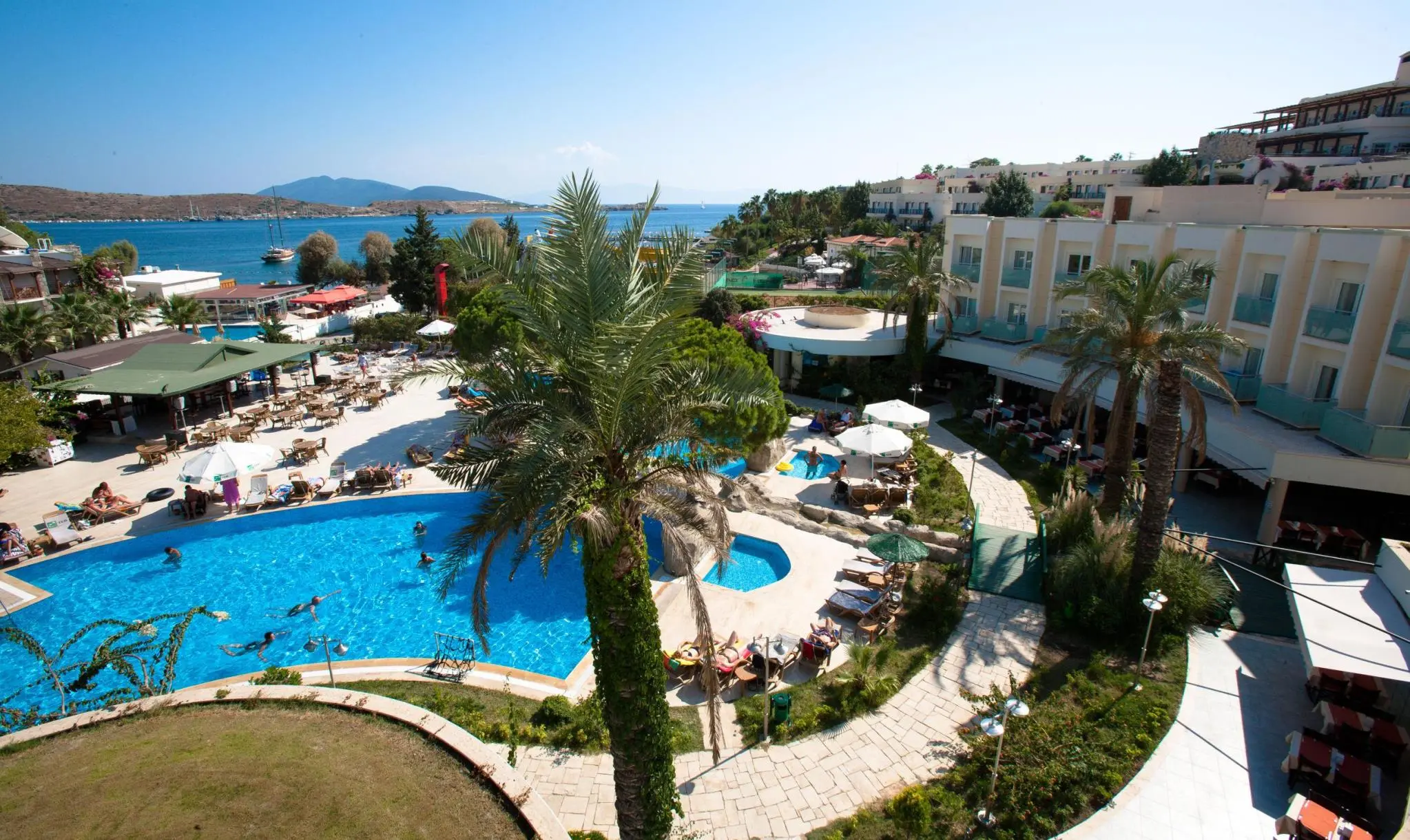 Басейни сред палми и градини с изглед към залива на Гюмбет – Ayaz Aqua Beach Hotel, Бодрум