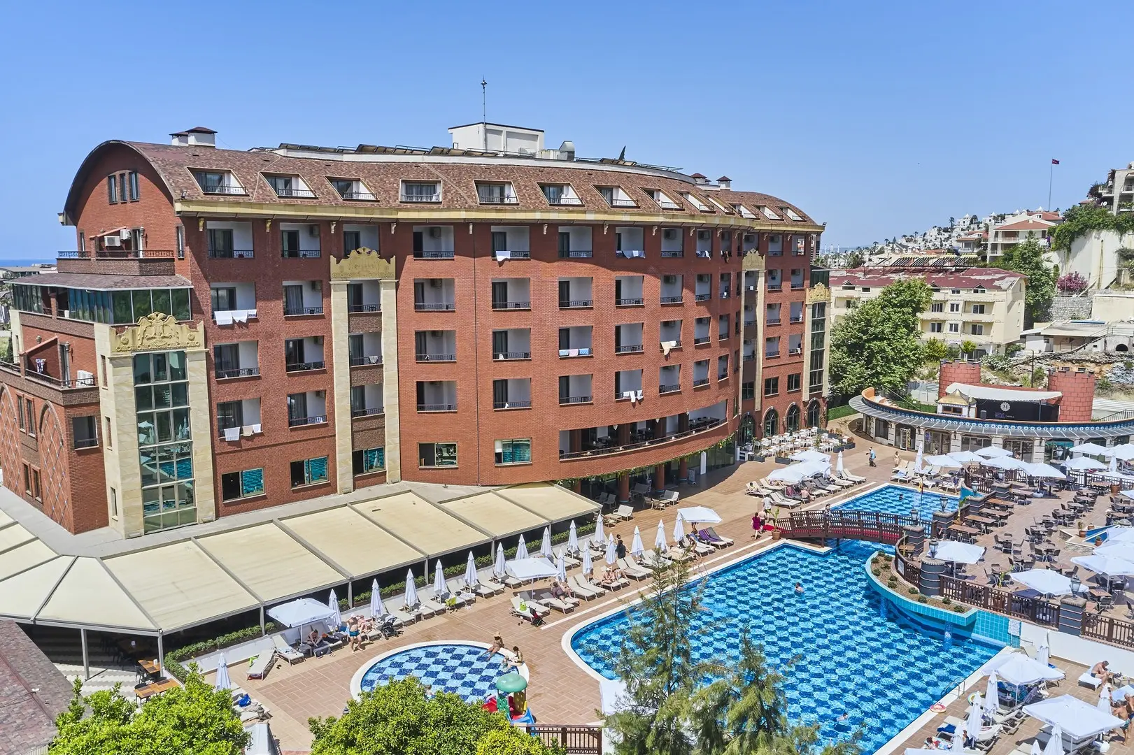Основната сграда с басейн и шезлонги на терасата – Noxinn Club Hotel, Алания