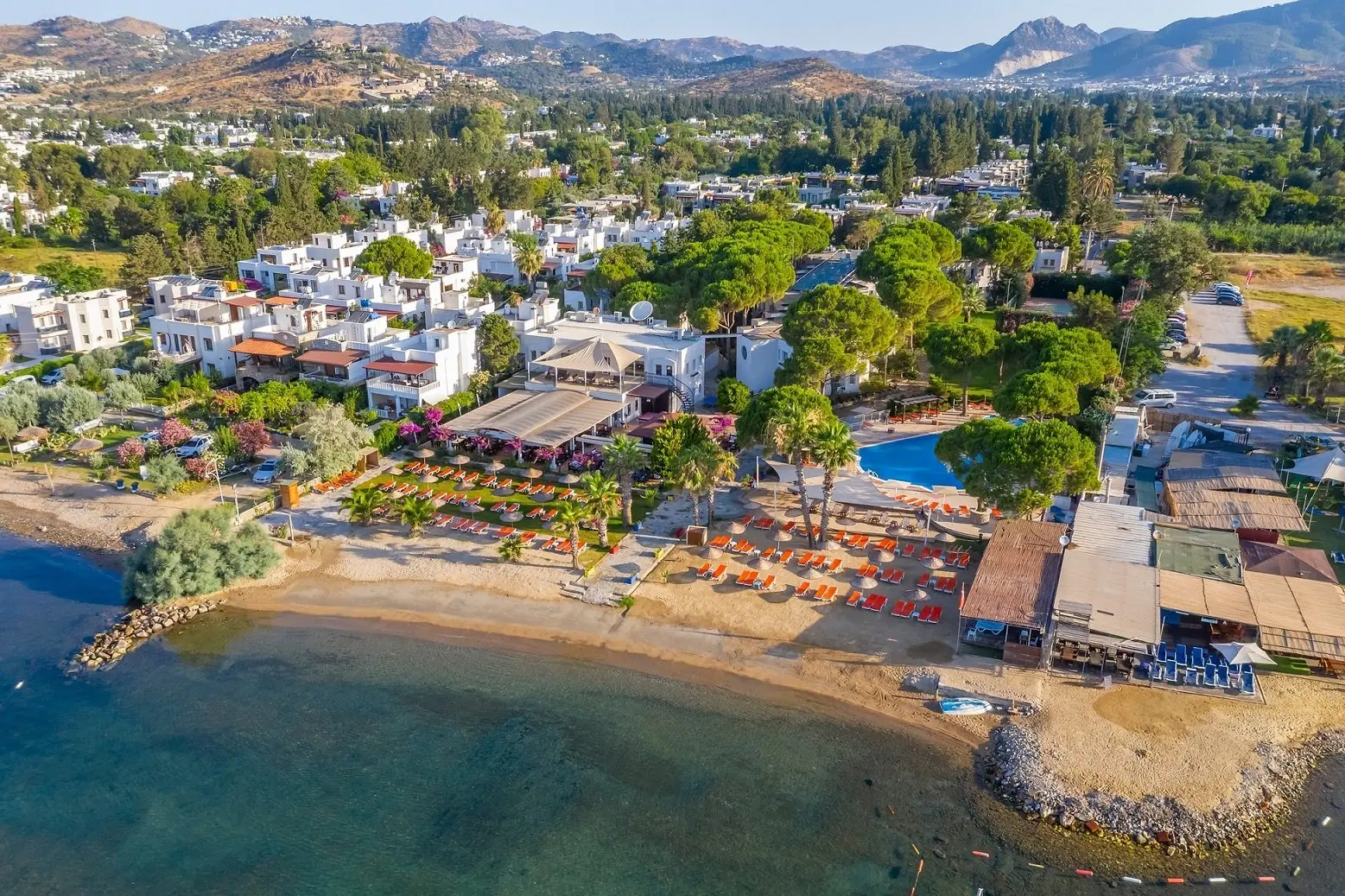 Въздушна снимка на хотела, плажа и залива сред зеленина – Bodrum Seaside Beach Club, Бодрум