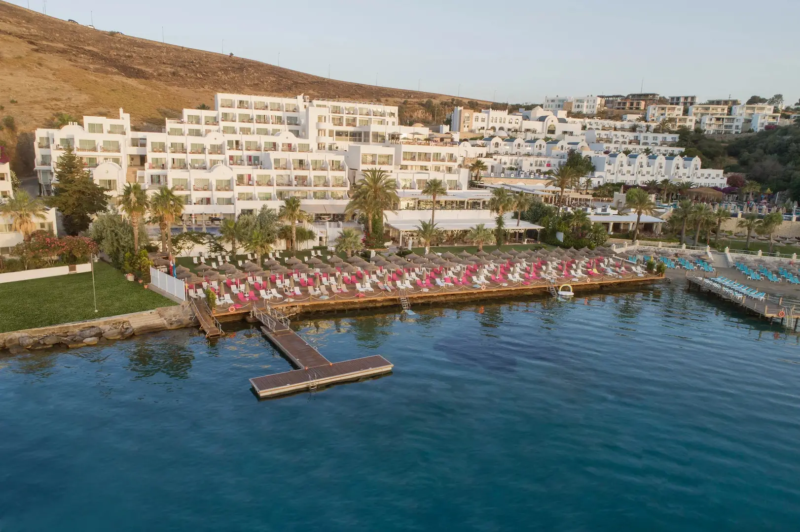 Хотелът на склона над залива с шезлонги на дървена платформа – Agaya Bodrum (ex. Prive Bodrum) (16+), Бодрум