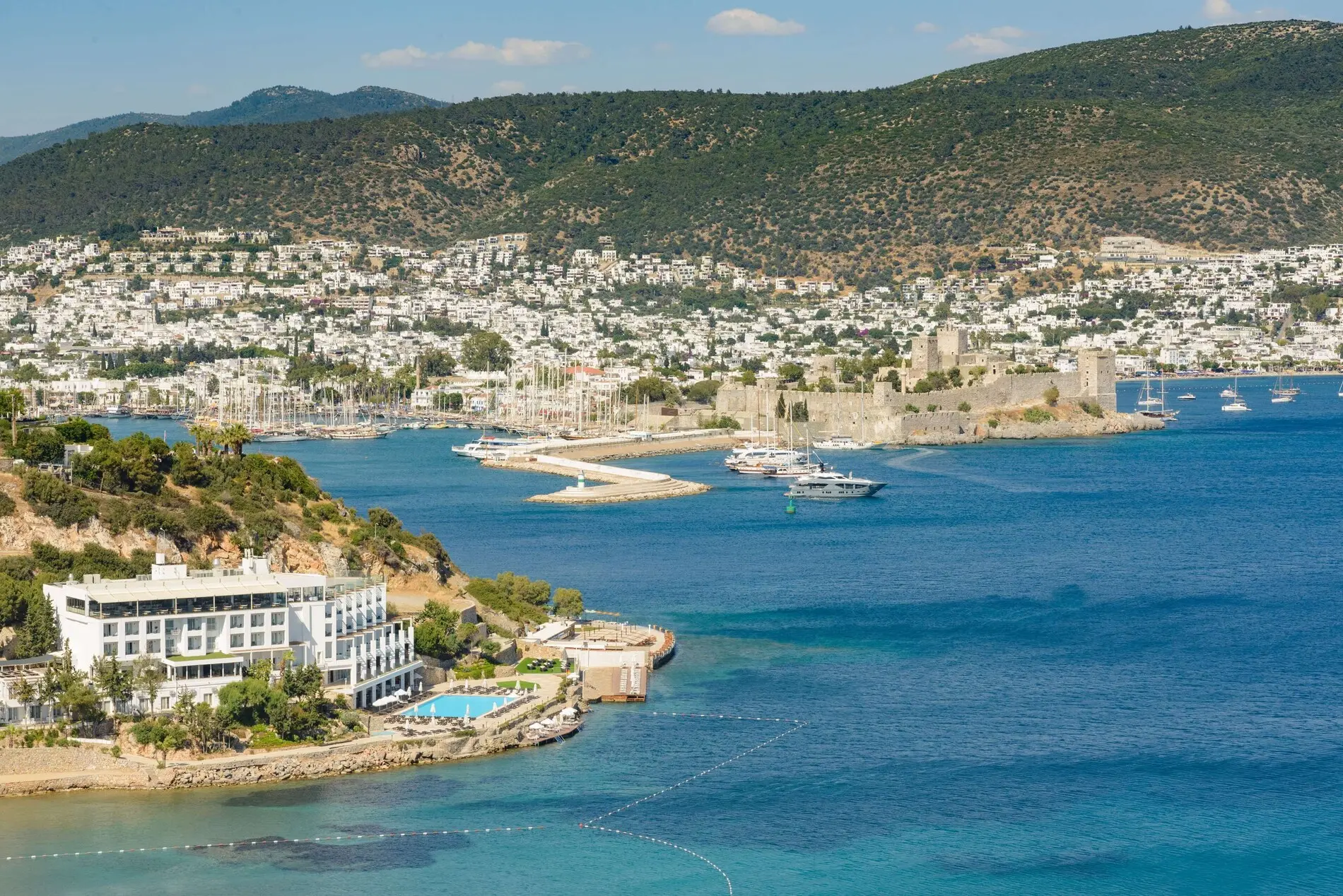 Панорама към залива и замъка на Бодрум с хотела на брега – La Quinta By Wyndham Bodrum, Бодрум