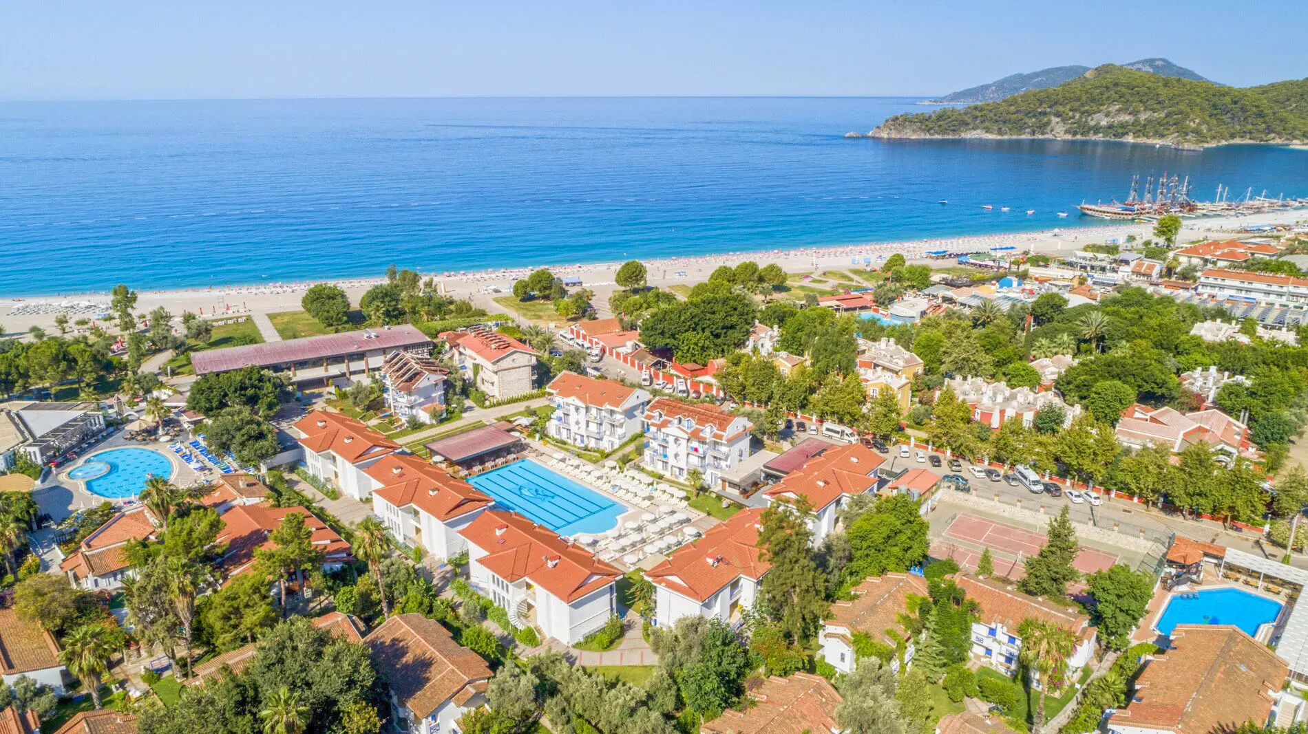 Въздушна снимка на хотела с басейна, градините и плажа на Олюдениз – Belcekum Beach Hotel, Фетие
