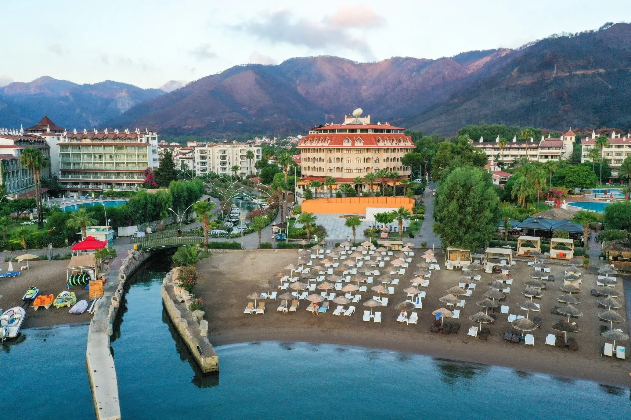 Изглед от въздуха към плажа на Ичмелер, морето и планините – Fortuna Beach Hotel, Мармарис