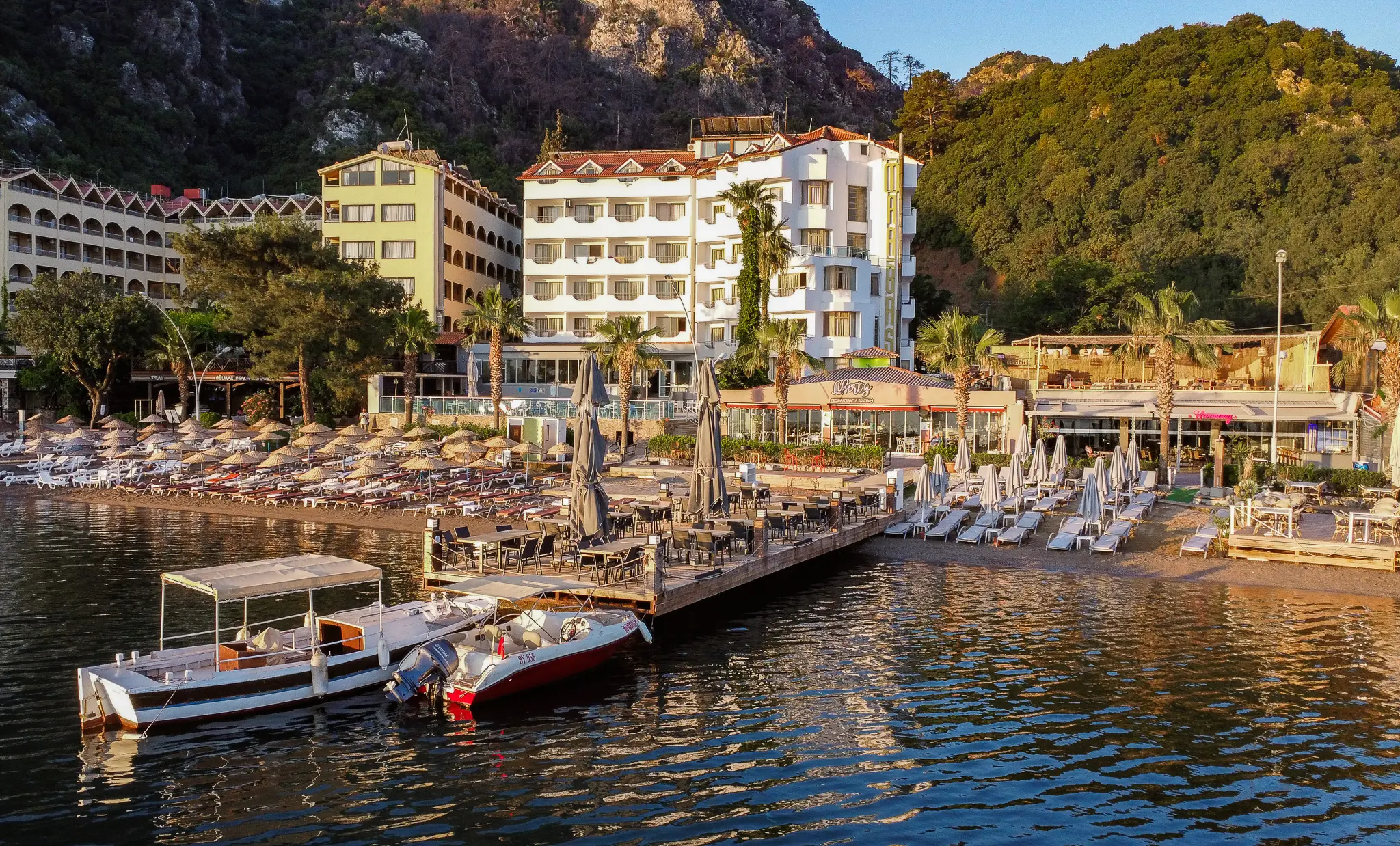 Хотелът на брега на залива с плажен кей, шезлонги и лодки – Marbas Select Beach (14+), Мармарис