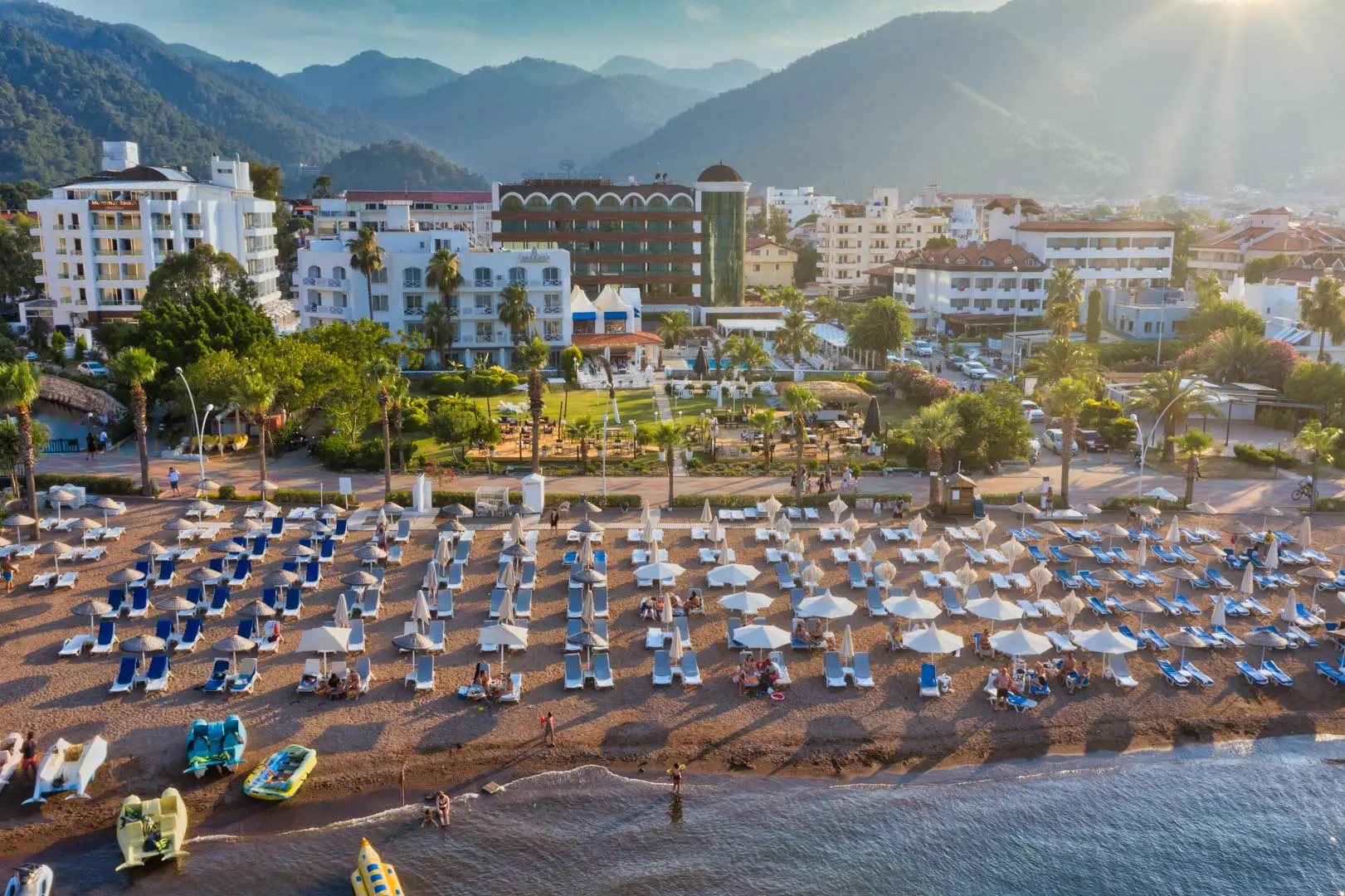 Плаж с редици чадъри и шезлонги и планини на заден план – Casa Blanca Beach Hotel (16+), Мармарис