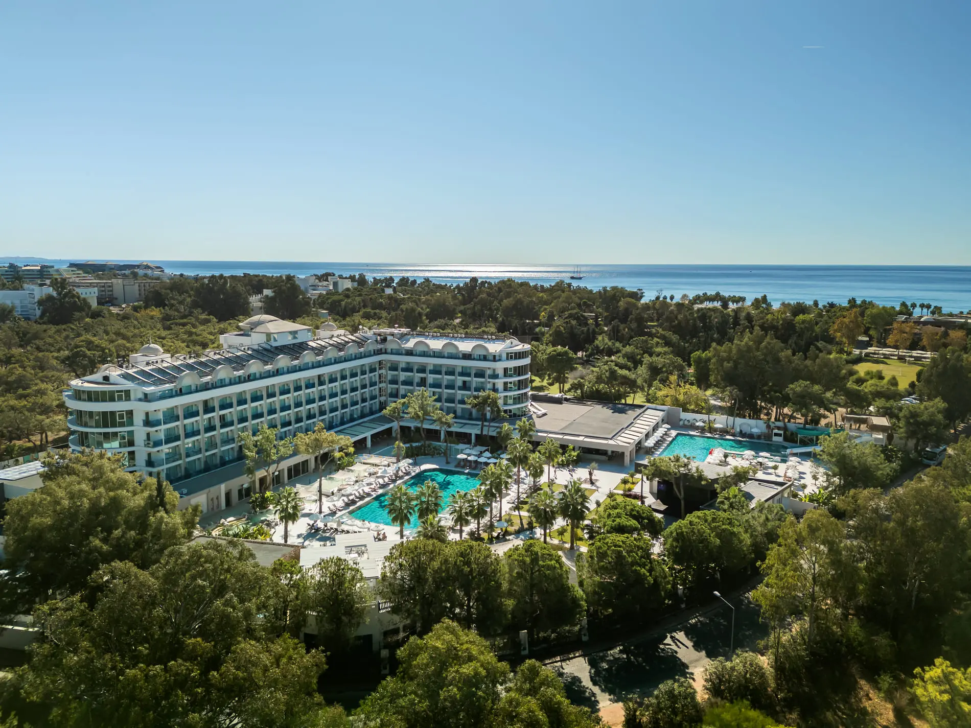 Въздушна гледка към хотела сред борова гора и морето в далечината – Berry Blue Hotel, Сиде