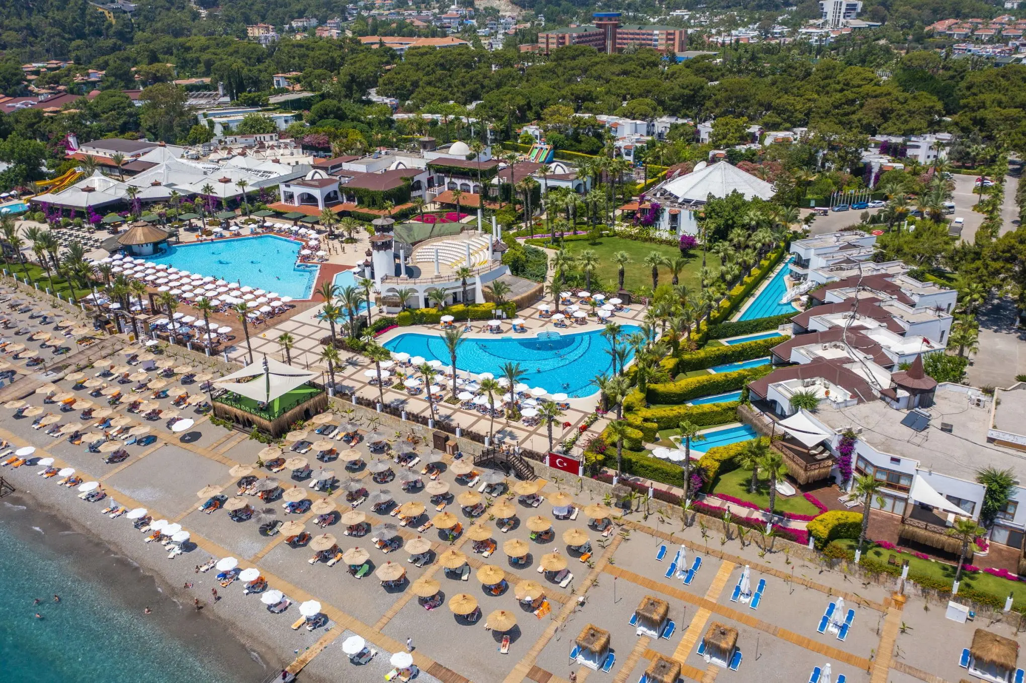 Въздушна снимка на комплекса с басейни, бунгала и плажа – Emelda Sun Club, Кемер