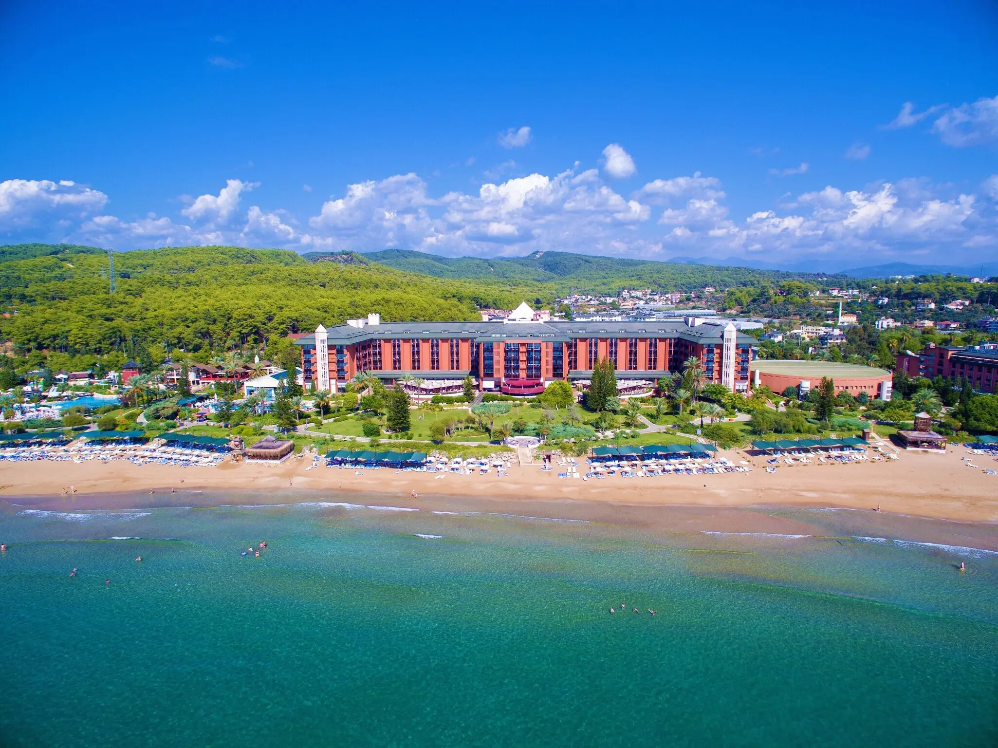 Въздушен изглед към хотела, пясъчния плаж и тюркоазеното море – AQI Pegasos Resort, Алания