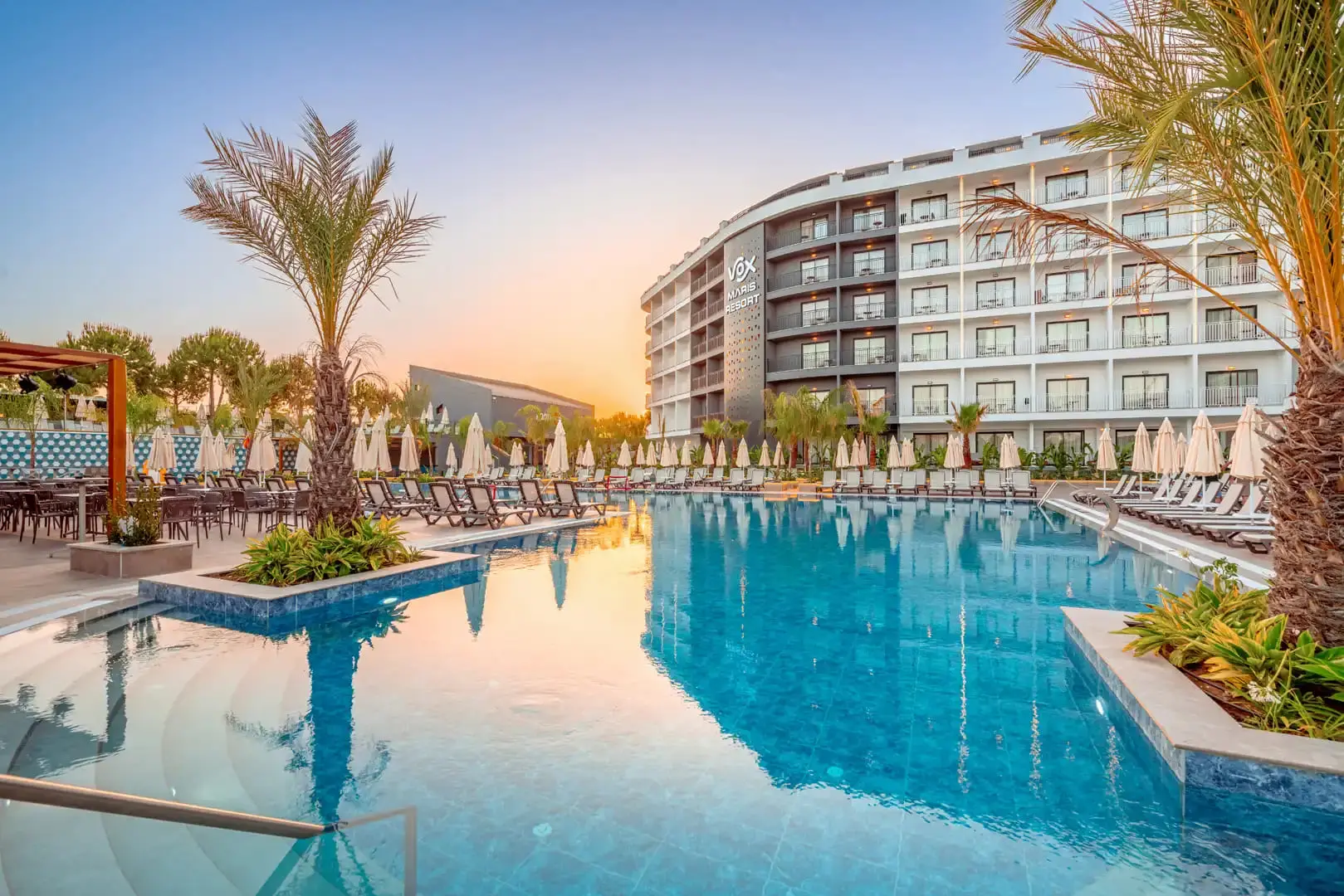 Басейн с палми и сградата на хотела в лъчите на залеза – Vox Maris Resort (16+), Сиде