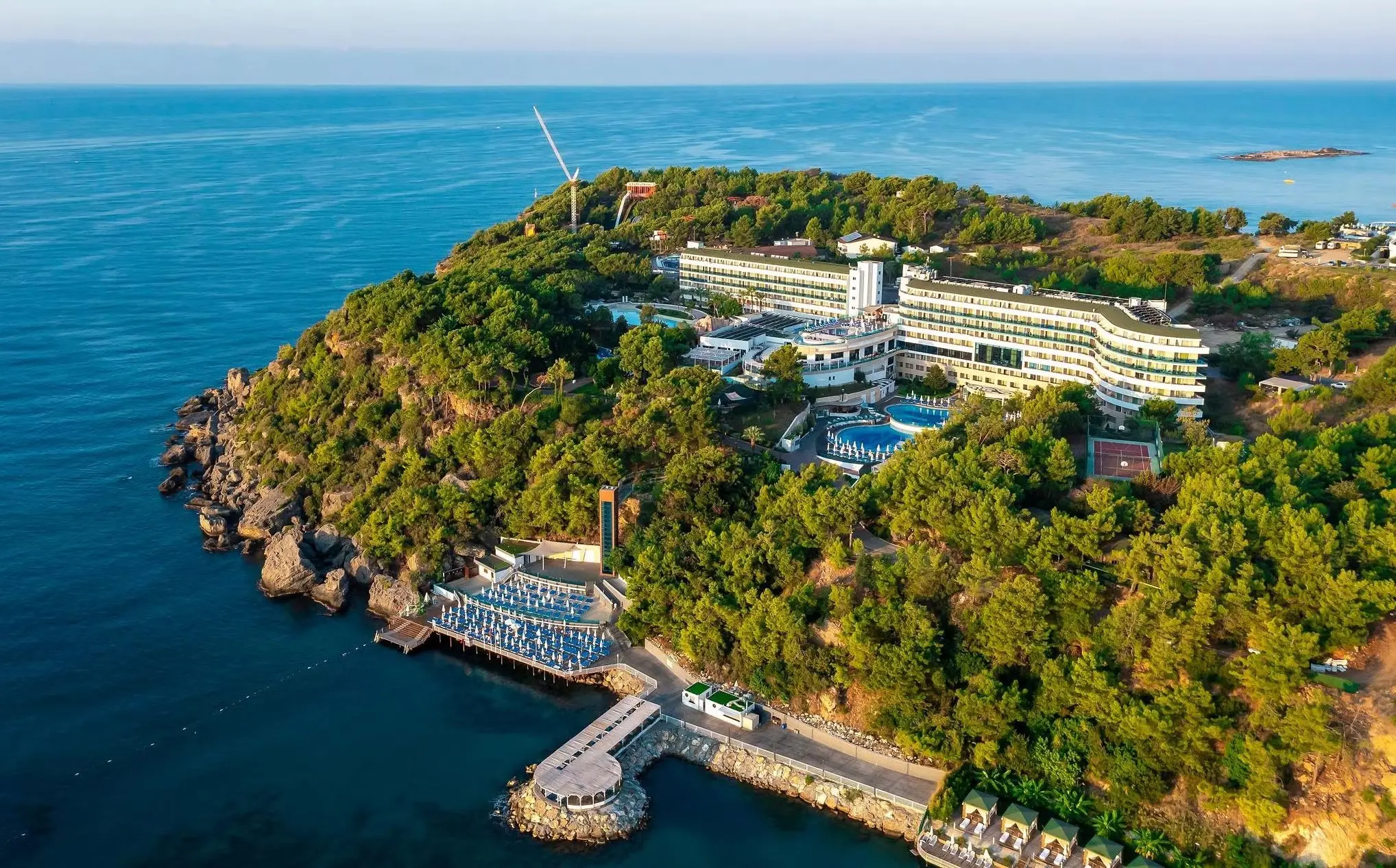 Въздушен изглед към хотела на скалист бряг сред борова гора – A Good Life Utopia Family Resort, Алания