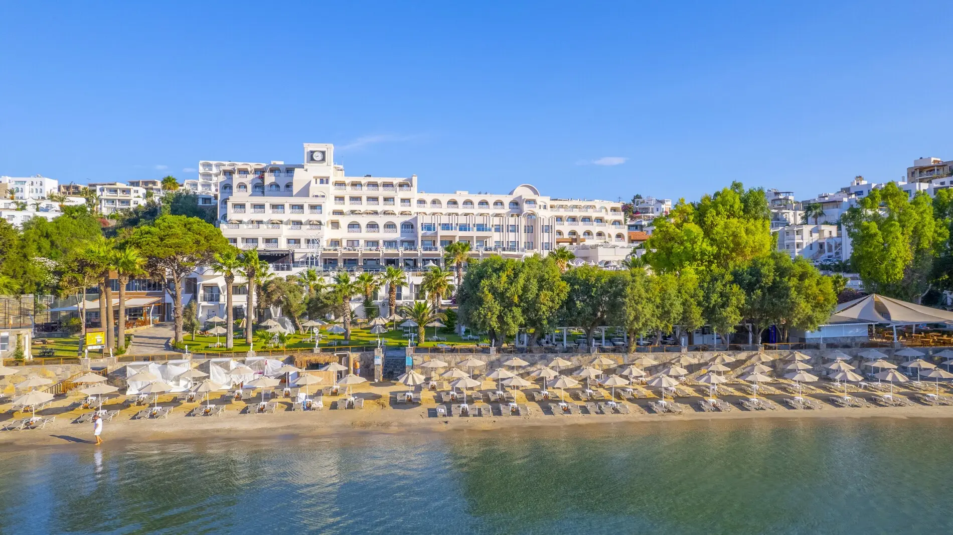 Хотелският комплекс и пясъчният плаж със слънцебрани край морето – Azka Hotel, Бодрум