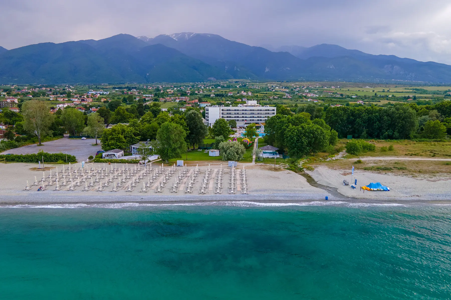 Изглед от въздуха към плажа, морето и планината Олимп – Olympian Bay Grand Resort, Олимпийска ривиера