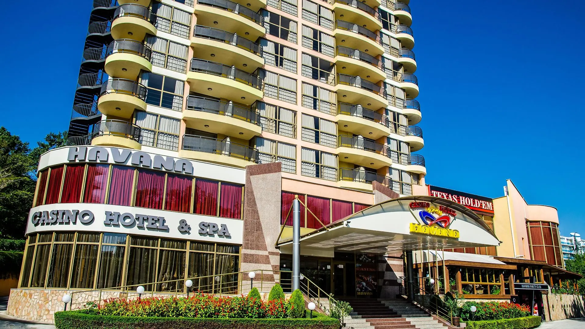 Високата сграда на хотела с балкони и вход с надпис Casino Hotel & SPA – Хотел Хавана, Златни пясъци