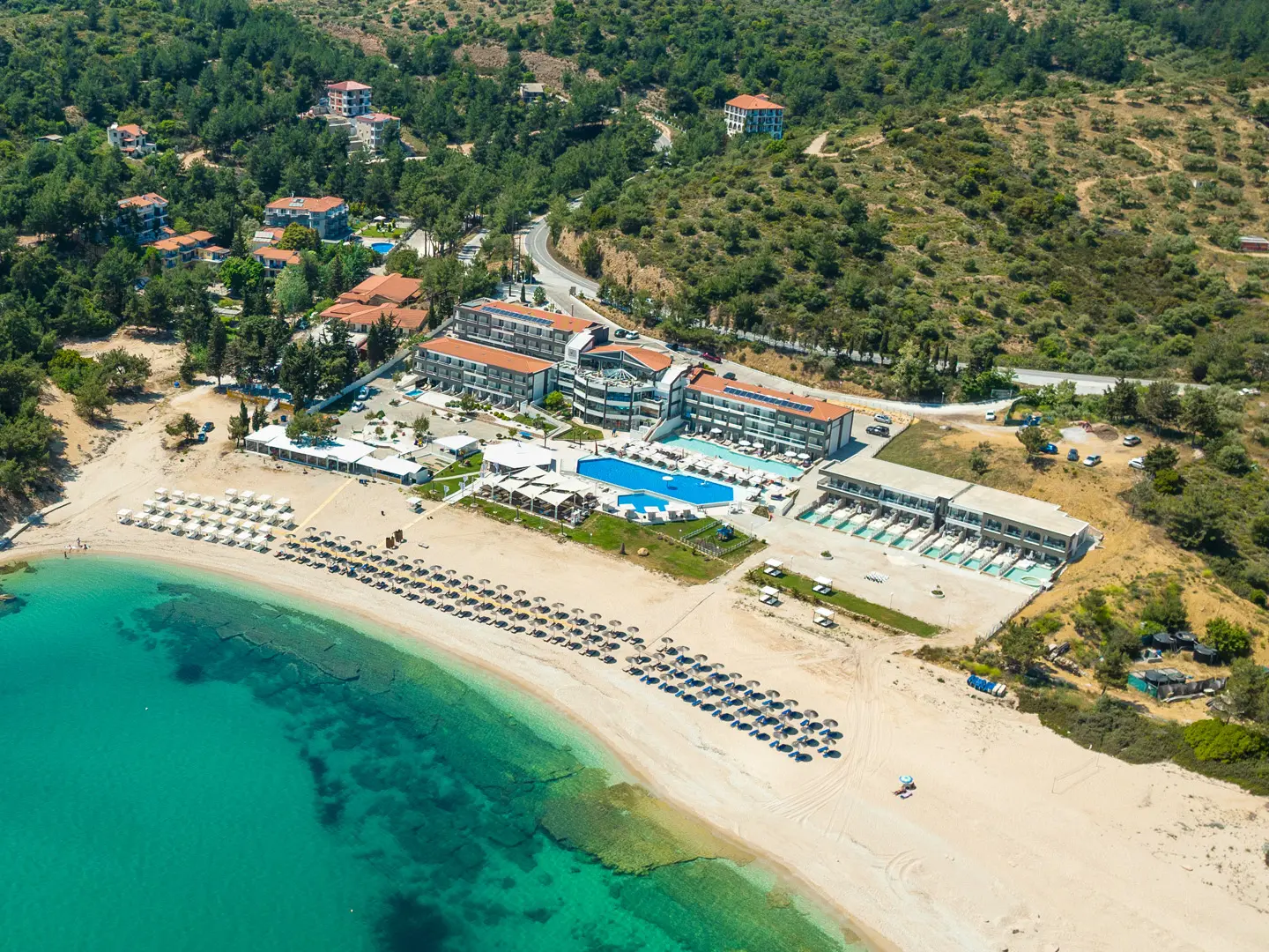 Хотелът, пясъчният плаж и залива от въздуха – Blue Dream Palace, Тасос
