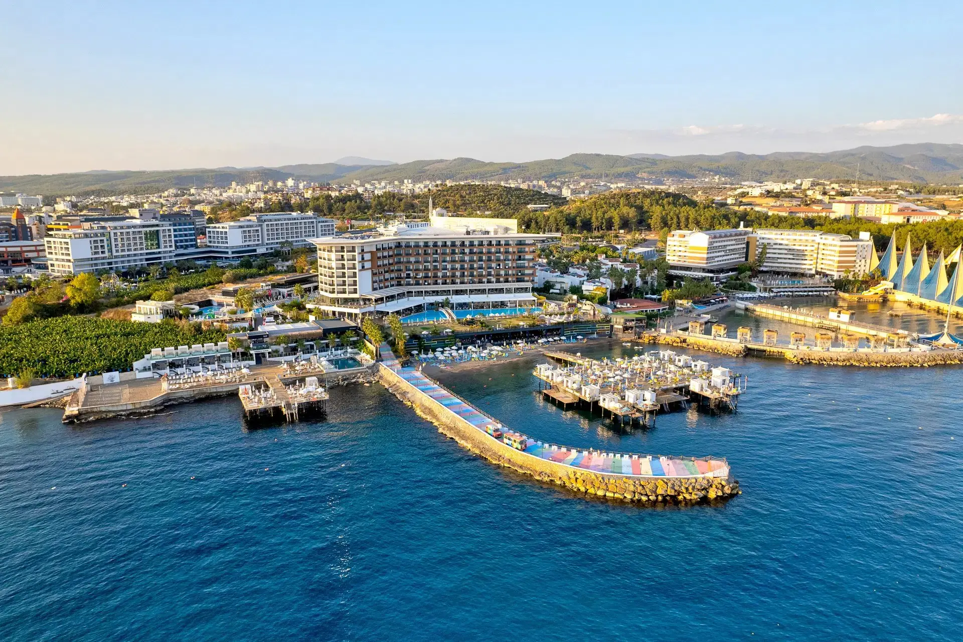 Панорамна гледка към хотела, пристанището и вълнолома откъм морето – Mary Hotel Alanya (ex. Sirius Deluxe), Алания
