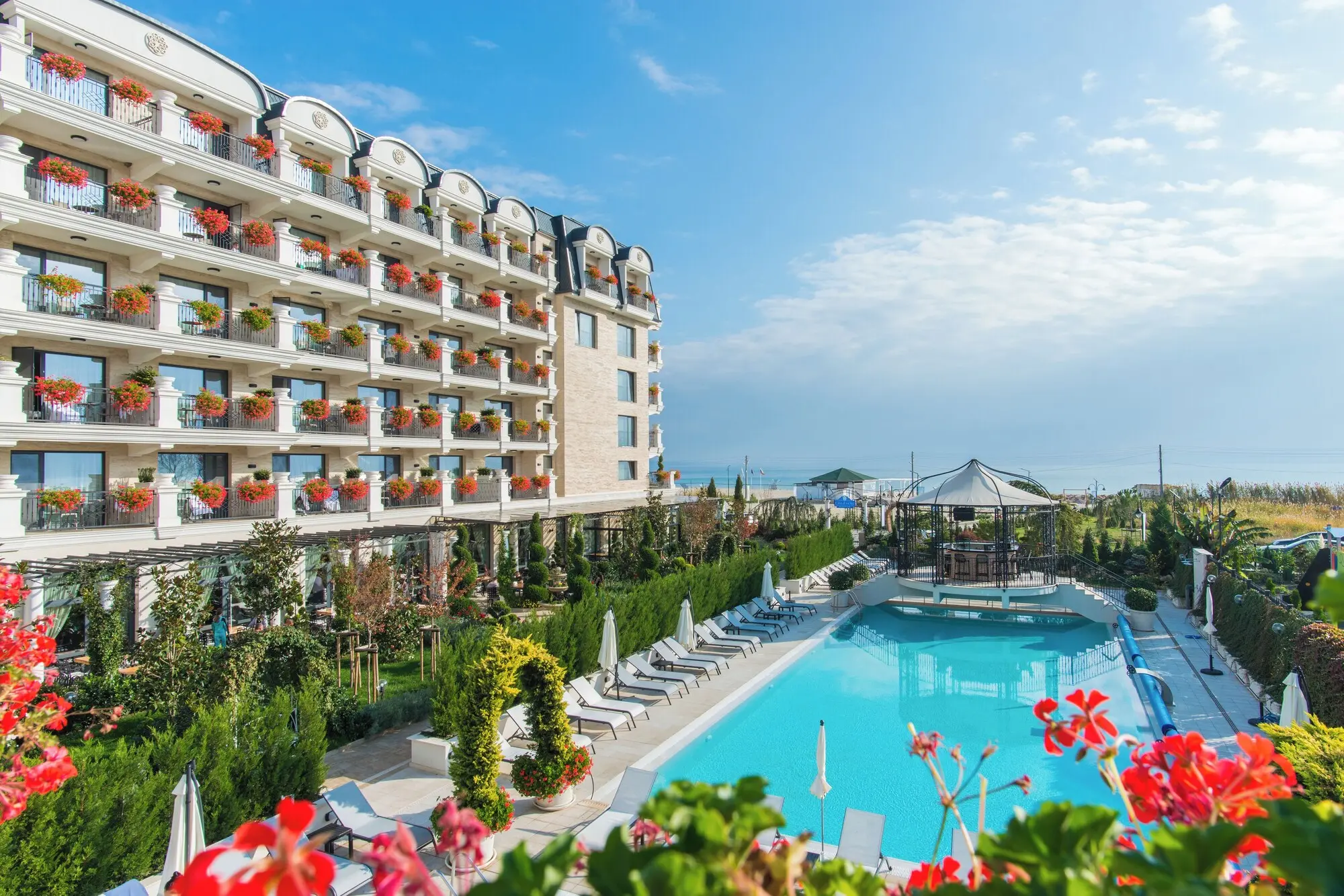 Открит басейн сред цветя пред сградата с балкони – Casa di Fiore Spa & Medical Hotel, Кранево