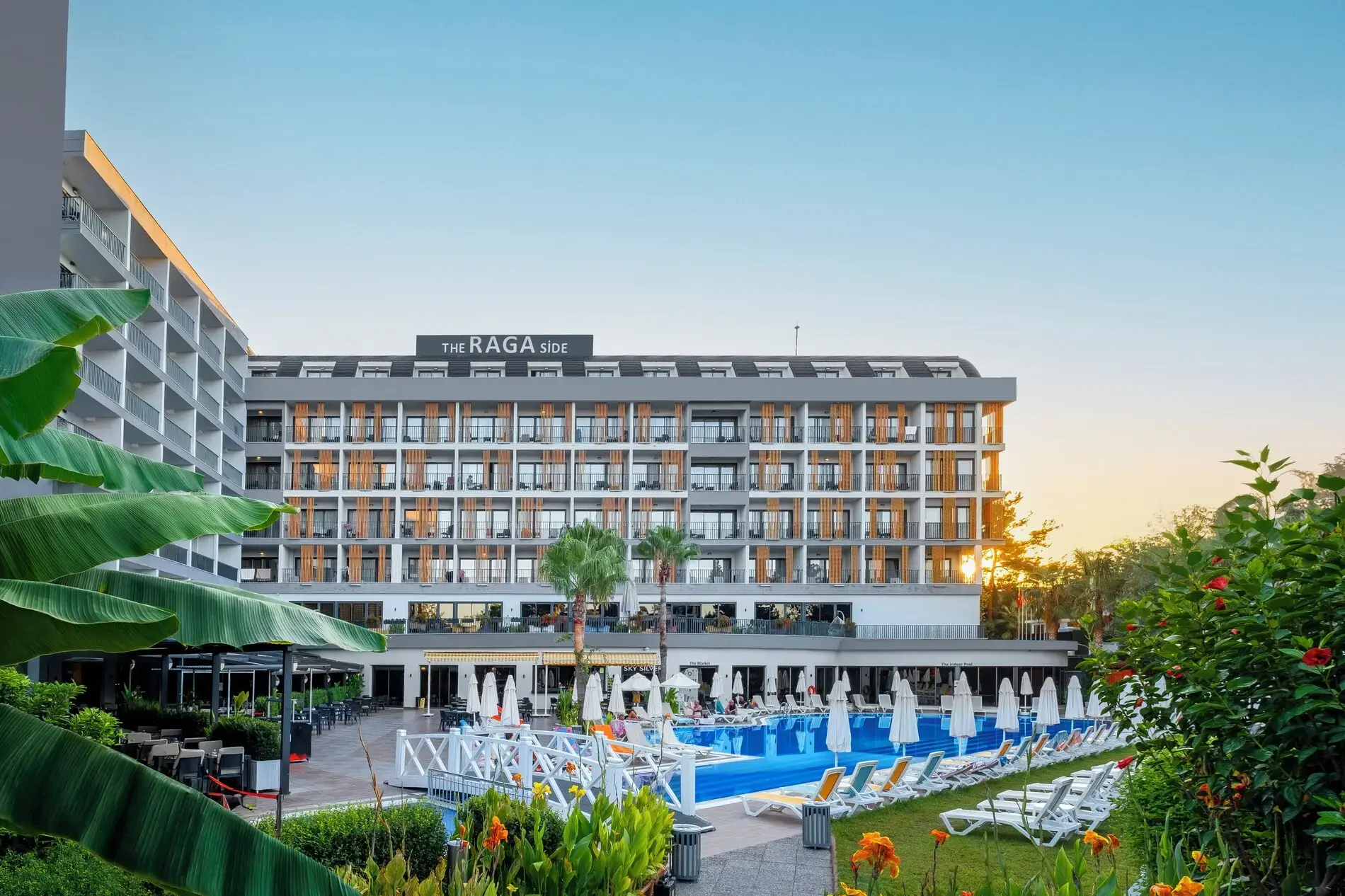 Основната сграда и басейновата зона при изгрев сред палмите – The Raga Side Hotel (16+), Сиде