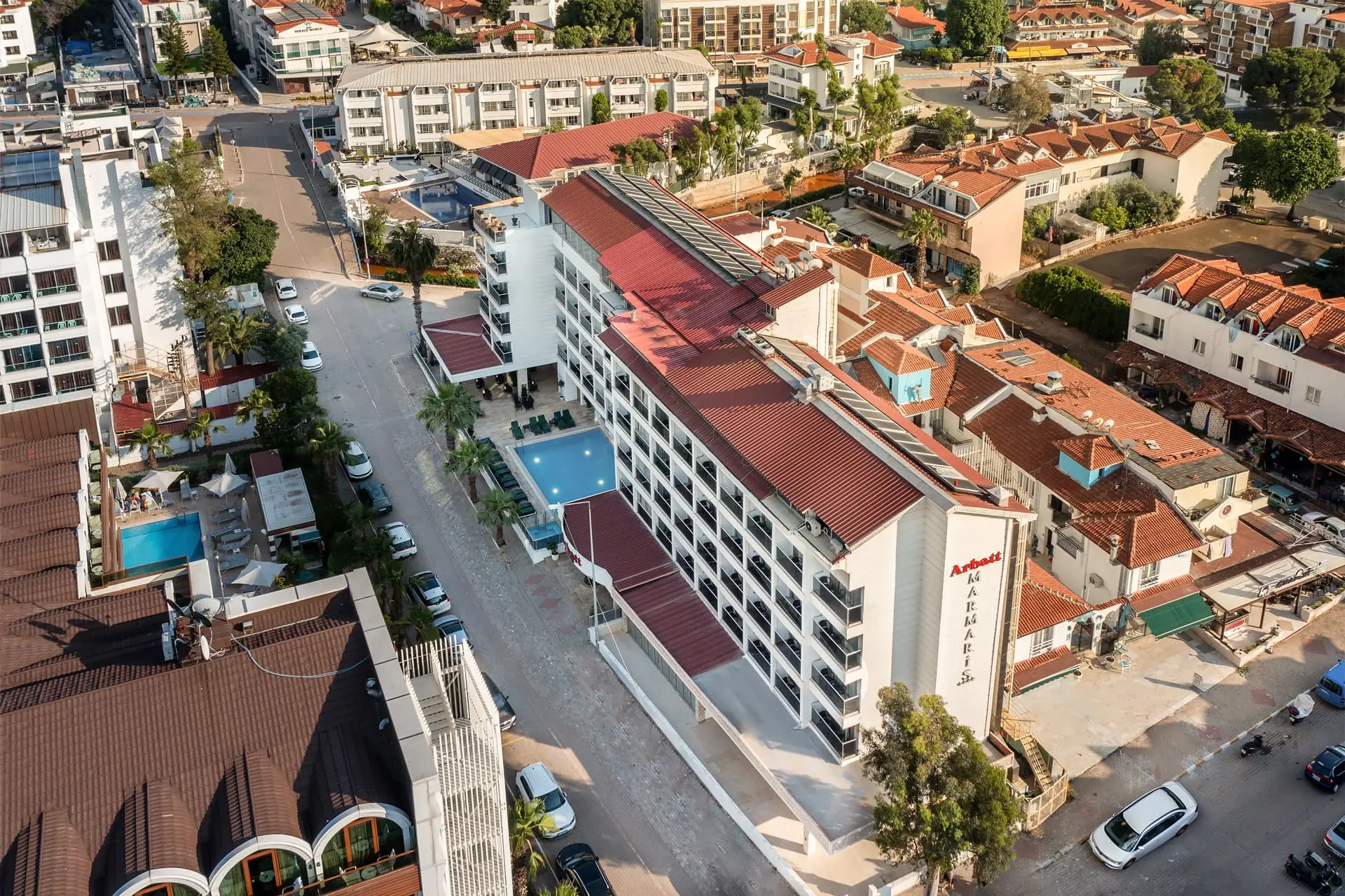 Хотелът с червен покрив сред къщите на Ичмелер, снимка от дрон – Arbatt Marmaris (14+), Мармарис