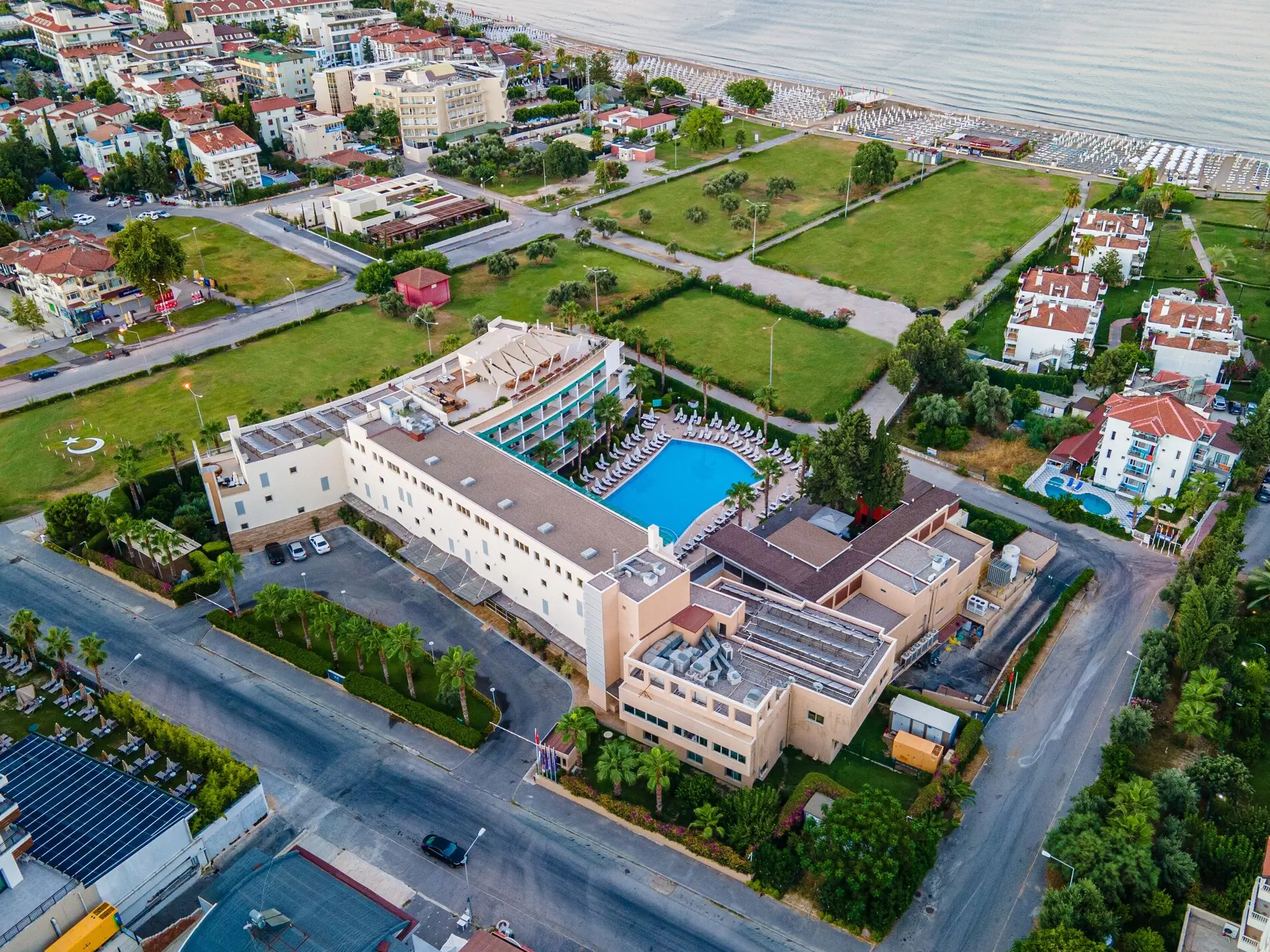 Въздушна снимка на хотела с басейна, зеленината и морето на хоризонта – TUI Blue Barut Andiz (16+), Сиде