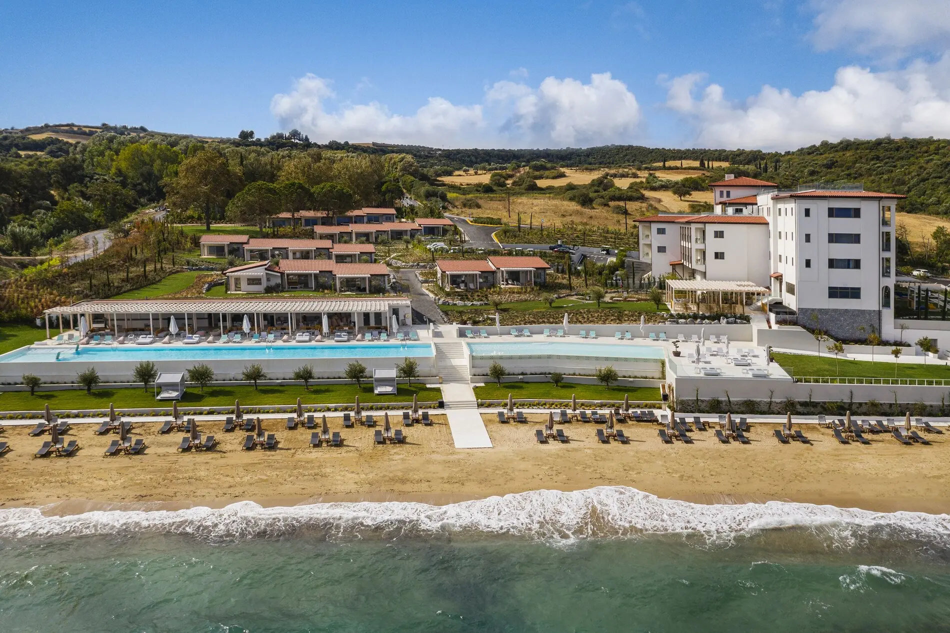 Въздушен изглед към хотела, басейна и плажа с шезлонги – Mount Athos Resort, Атон
