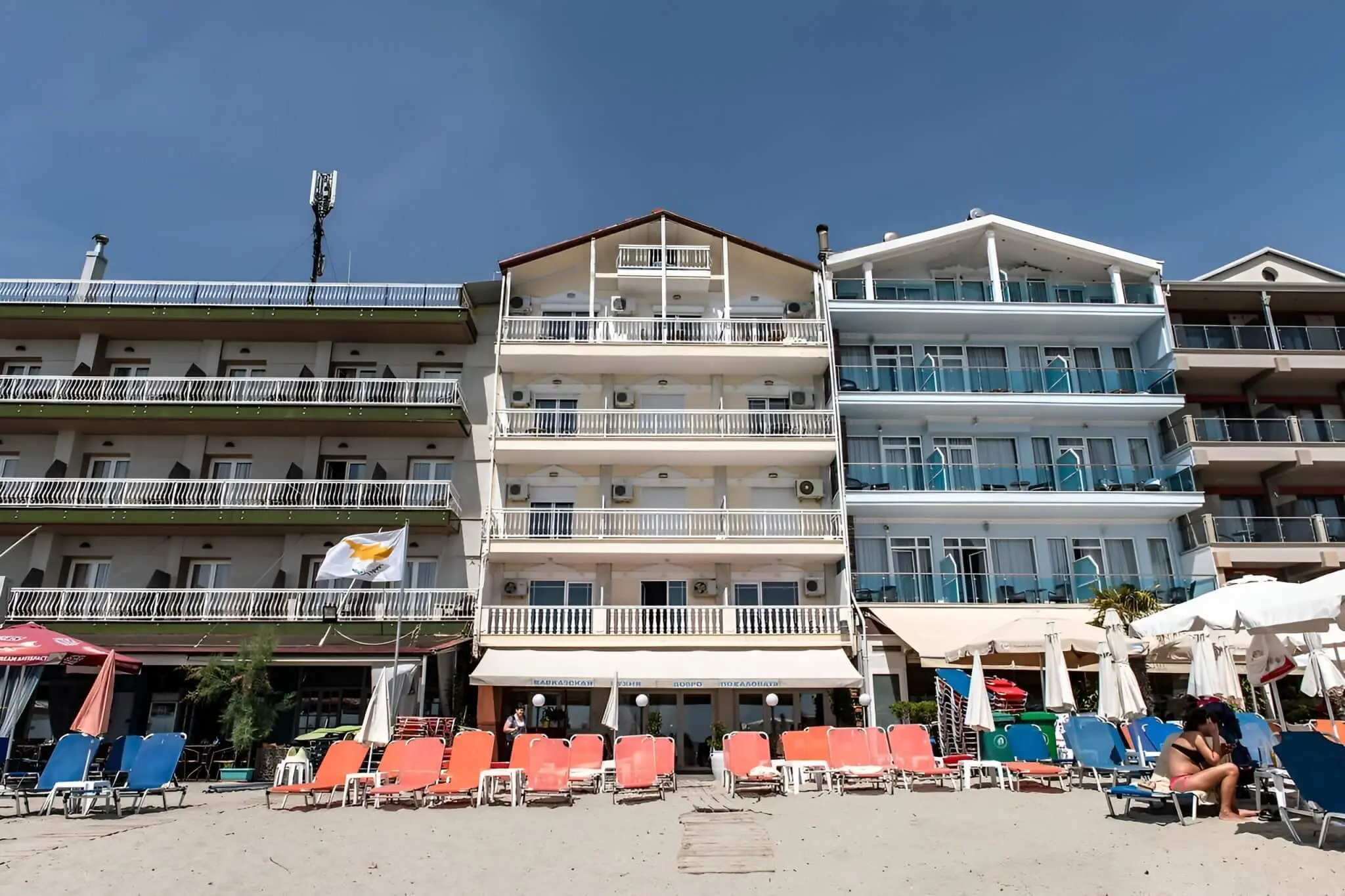 Хотелът на първа линия с шезлонги пред него – Themis Beach, Олимпийска ривиера