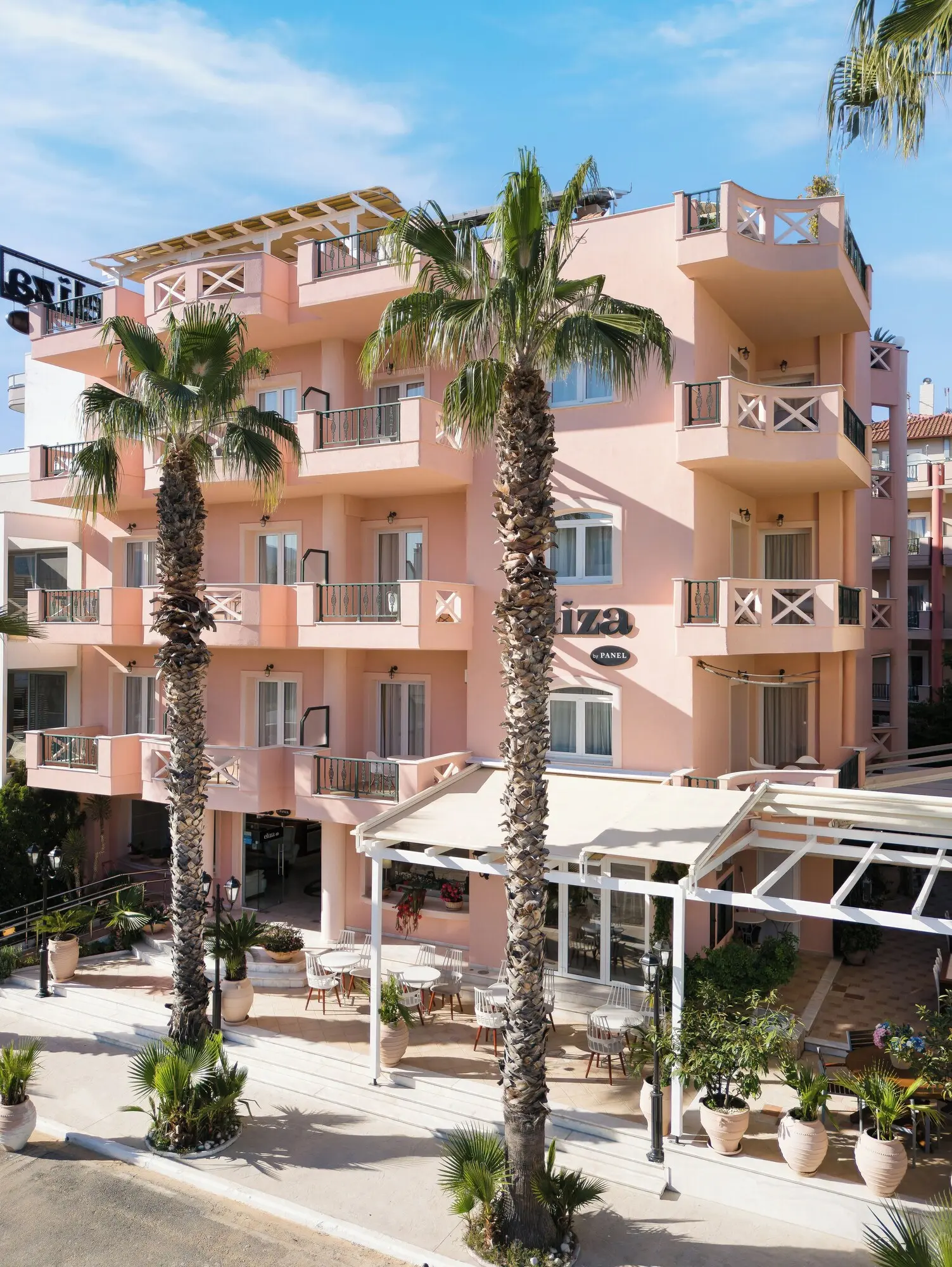 Розовата фасада с палми и балкони – Eliza Hotel by Panel Hospitality, Олимпийска ривиера