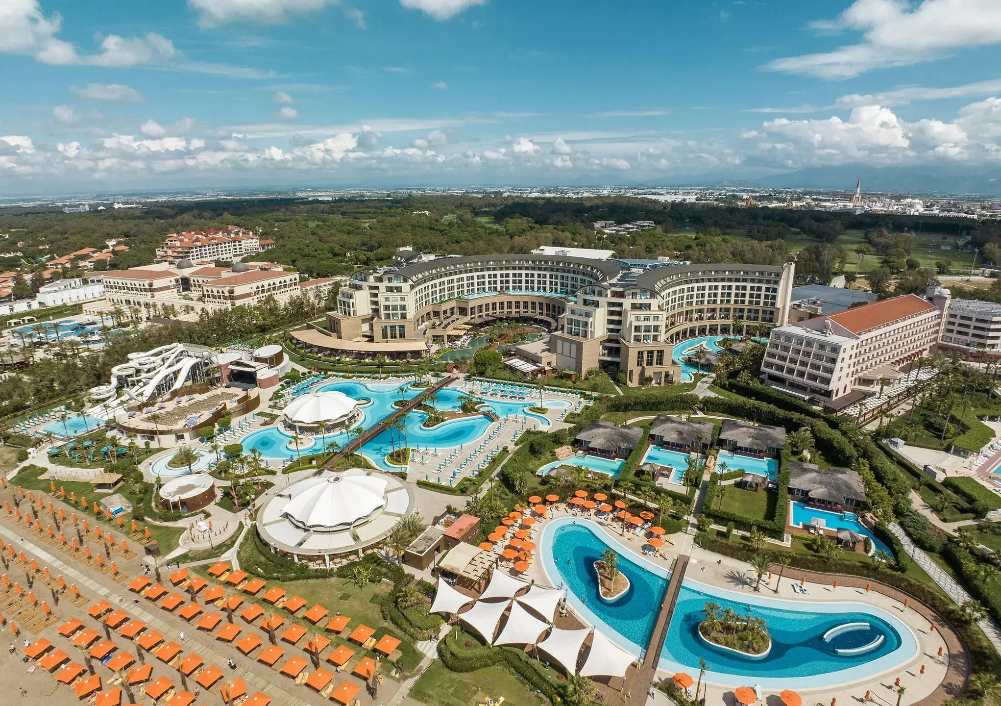 Общ изглед към комплекса с аквапарка, басейните и сградите – Kaya Palazzo Golf Resort, Белек
