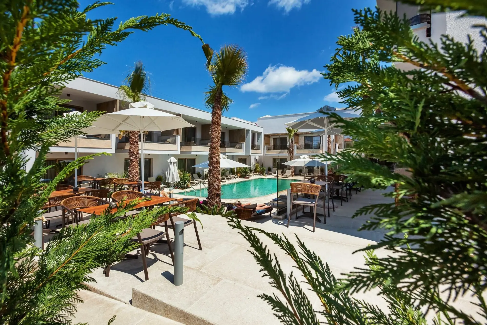 Тераса с маси и басейн сред палмите – Pefki Deluxe Residences (16+), Касандра