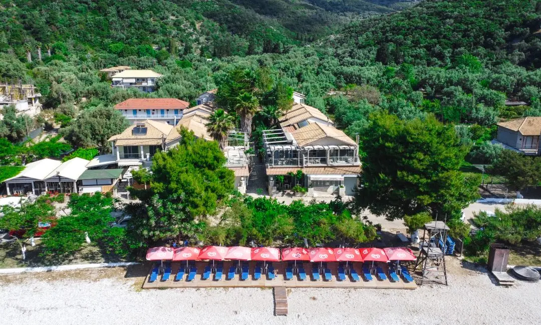 Хотелът и плажът с червени чадъри отвисоко – Rouda Bay Beach Hotel, Лефкада