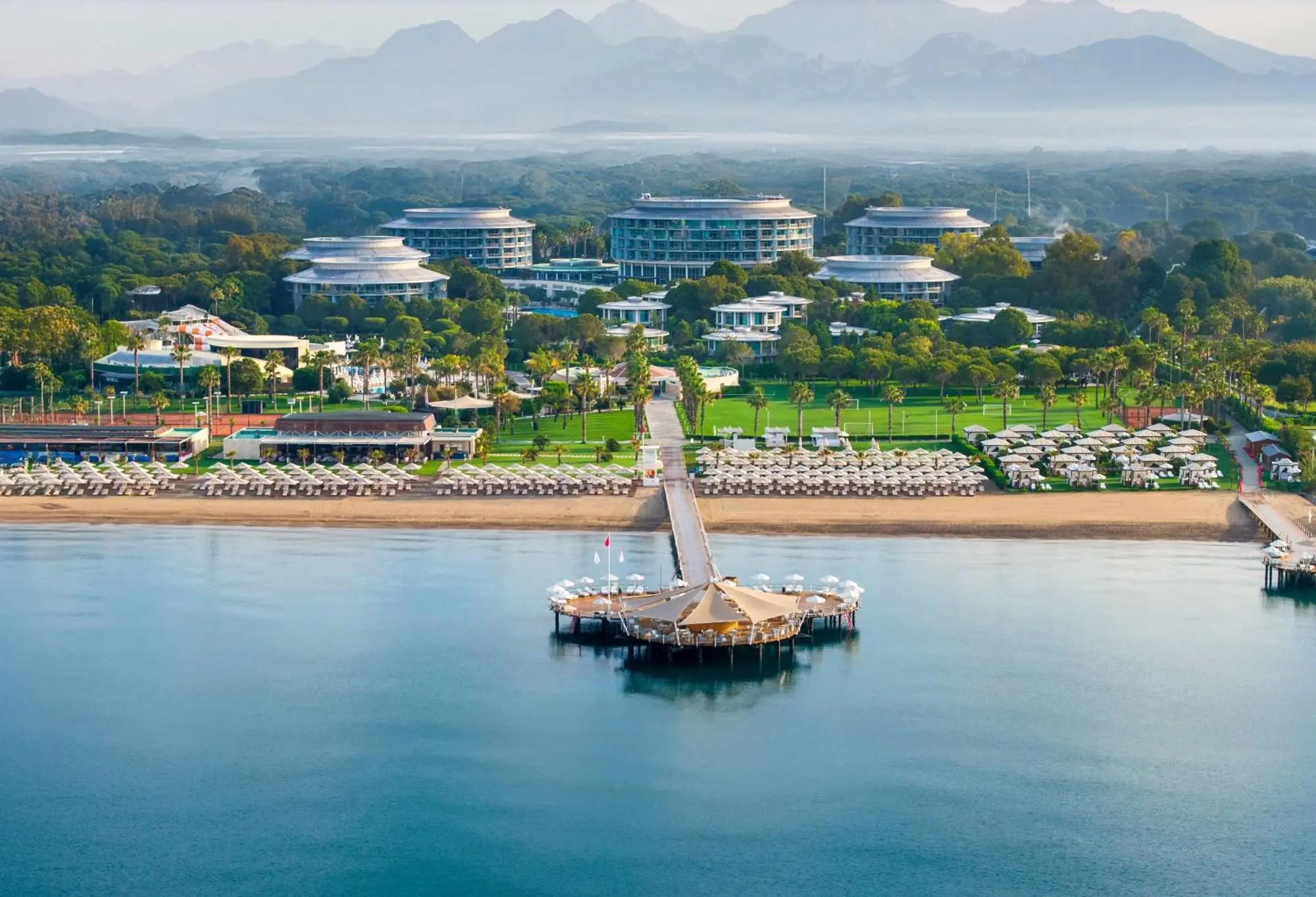 Хотел с кръгли сгради сред зеленина, плаж и дървен кей над морето – Calista Luxury Resort, Белек