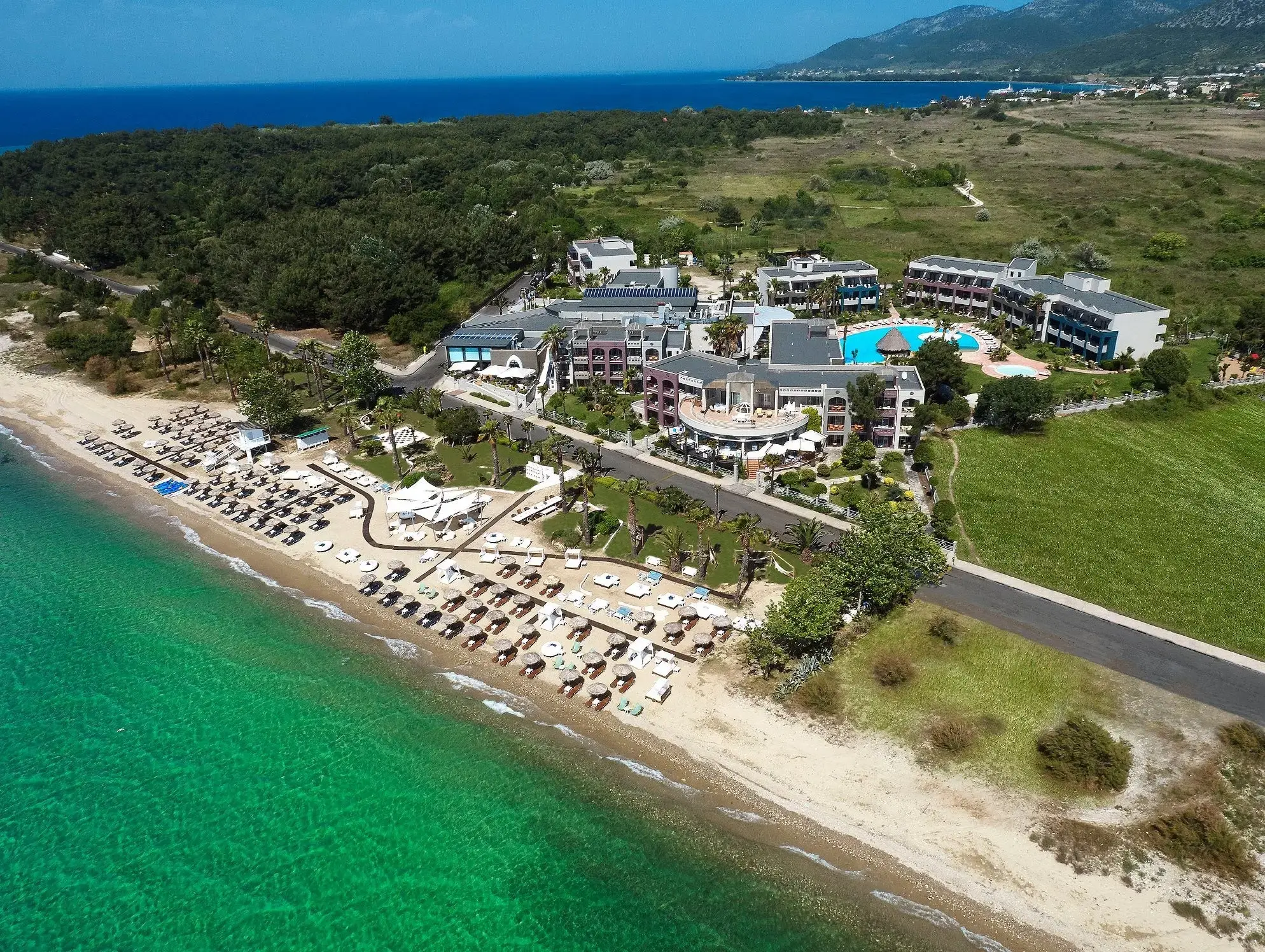 Изглед от въздуха към комплекса, пясъчния плаж и тюркоазеното море – Ilio Mare Hotels & Resorts, Тасос
