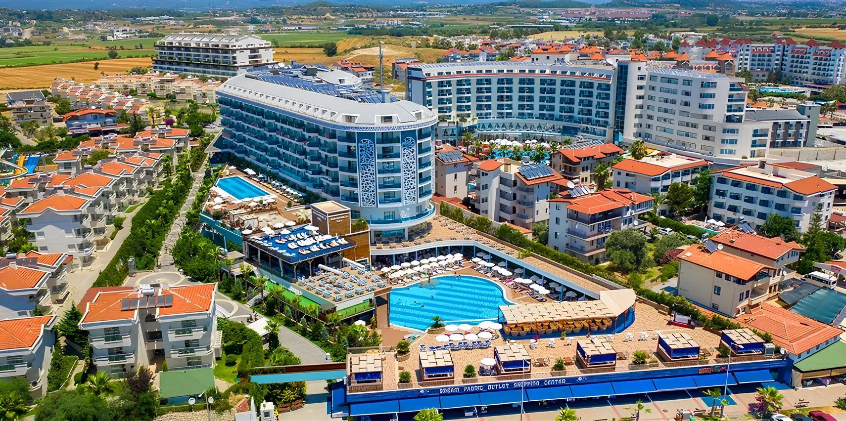Хотелът с басейна и околните сгради в Кумкьой отвисоко – Dream World Hill Hotel, Сиде