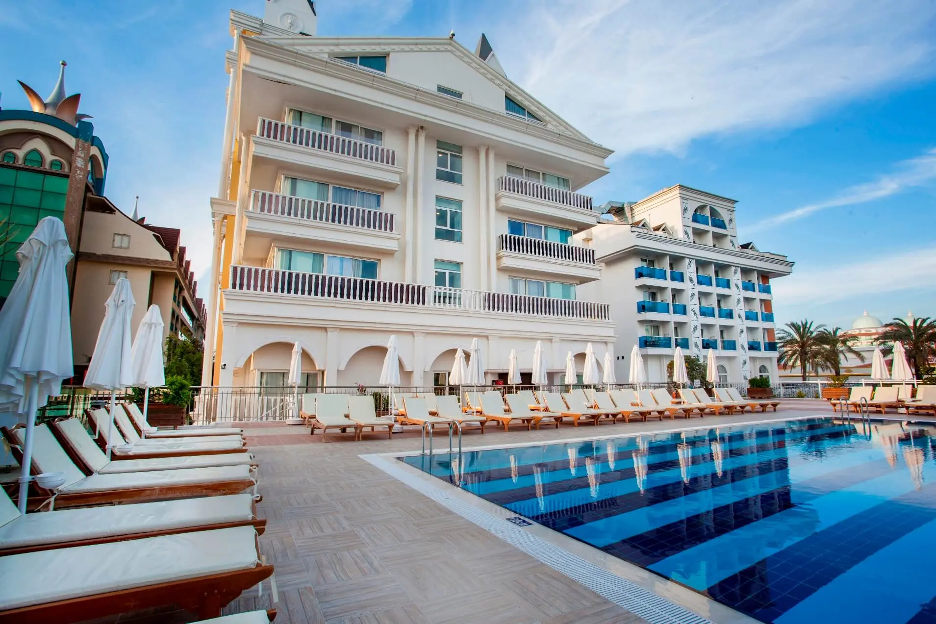 Сградата на хотела и басейн с редици шезлонги – Dream World Resort Hotel, Сиде