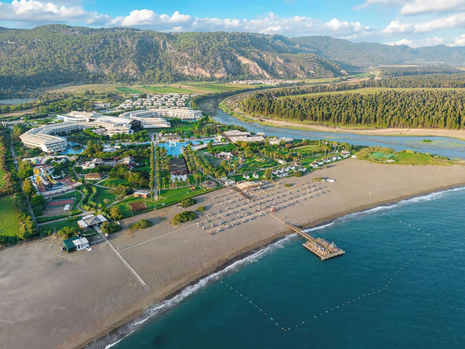 Курортът, дългият плаж и кеят от птичи поглед – Hilton Dalaman Sarigerme Resort & Golf, Саригерме