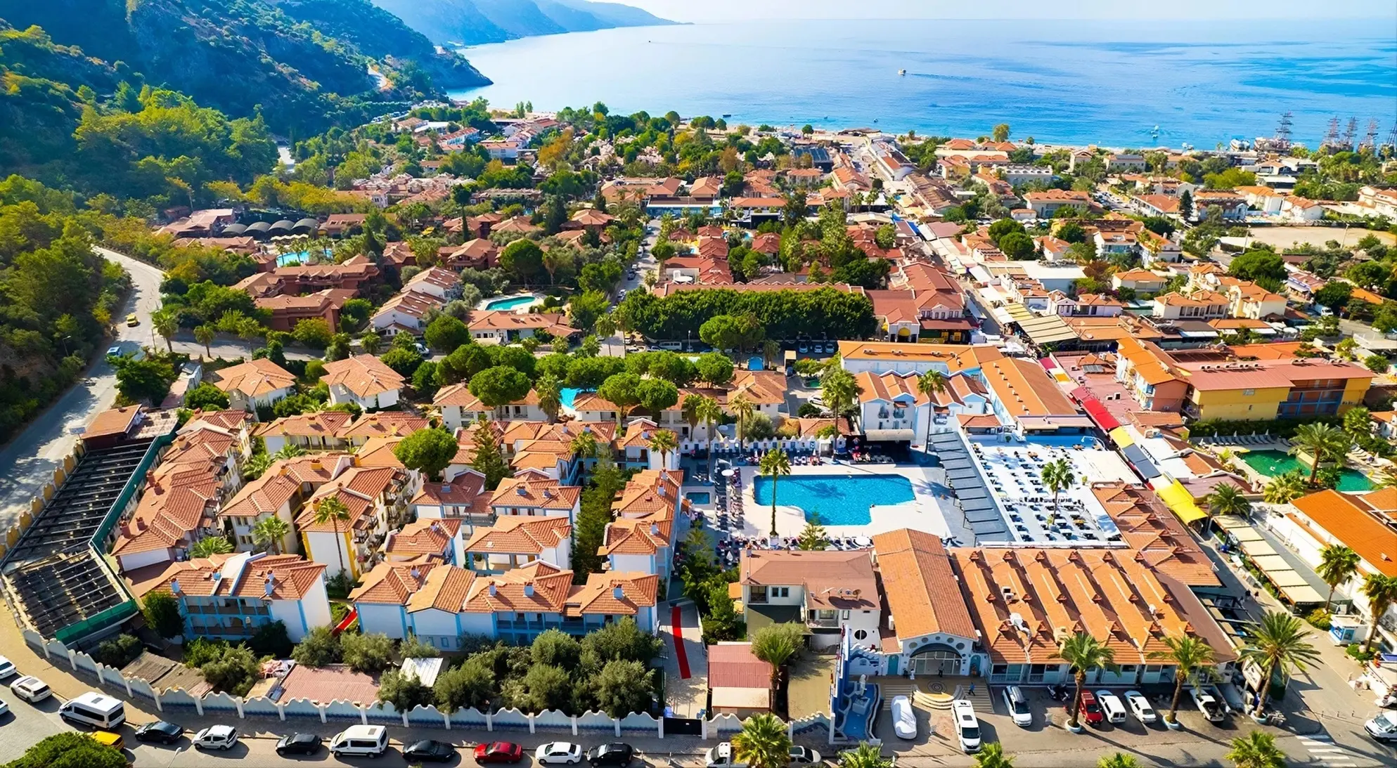 Изглед отгоре към Олюдениз с басейна на хотела, морето и планините – Karbel Hotel, Фетие