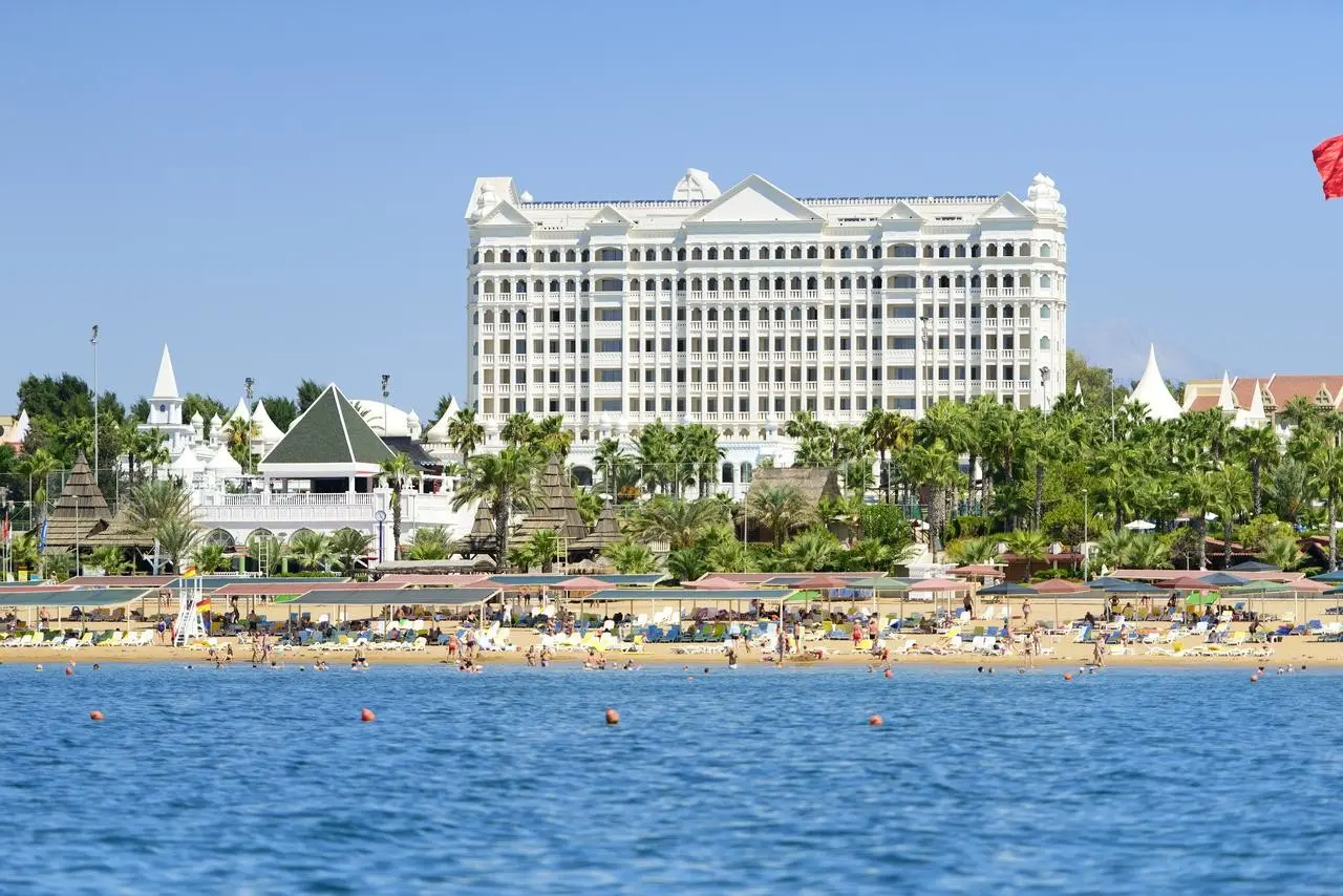 Изглед от морето към плажа и бялата сграда на хотела – Kamelya Collection Fulya Hotel, Сиде