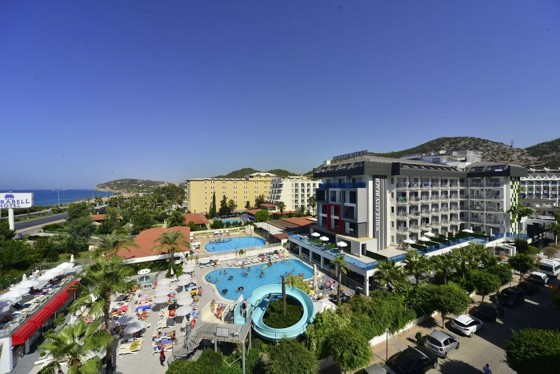 Въздушна гледка към хотела, басейна с пързалки и морския бряг – White City Beach Hotel (16+), Алания